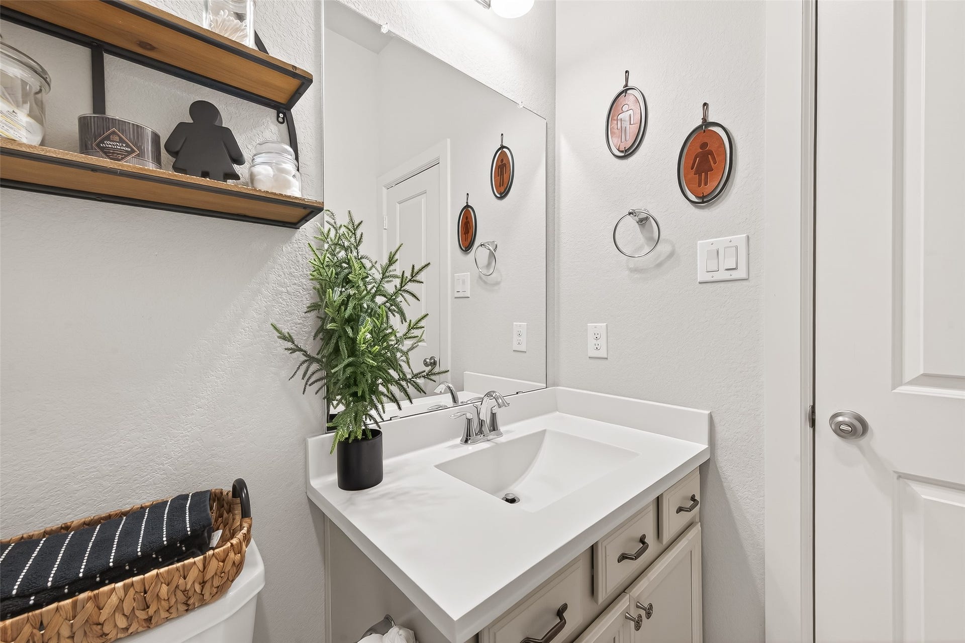 2223 Tonkawa Trail, Katy, TX 77493 2223 Tonkawa Trail, Katy, TX 77493