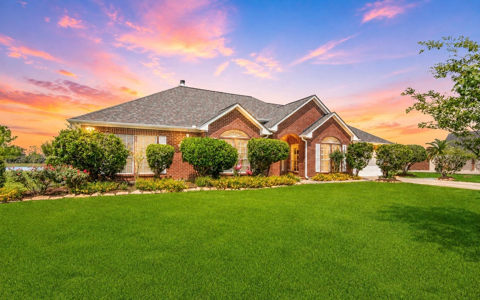 143 Lago Circle Drive N, Santa Fe, TX 77517 Twilight image