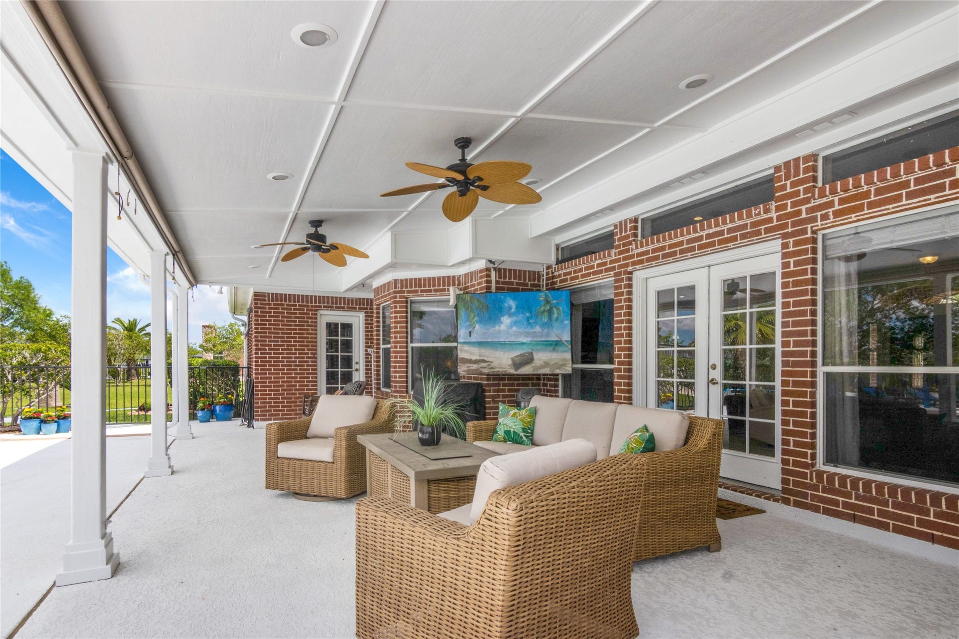 143 Lago Circle Drive N, Santa Fe, TX 77517 Covered Patio