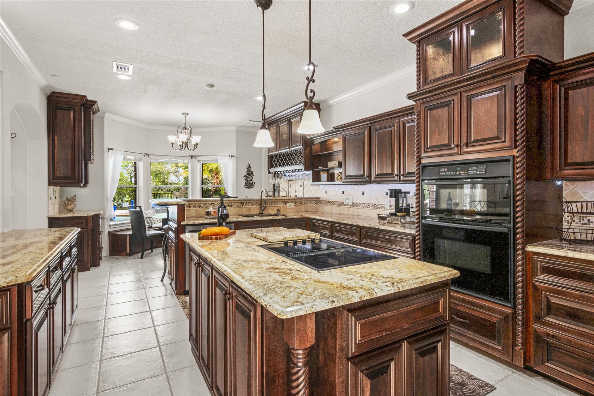 143 Lago Circle Drive N, Santa Fe, TX 77517 Custom Kitchen Cabinets with lighting
