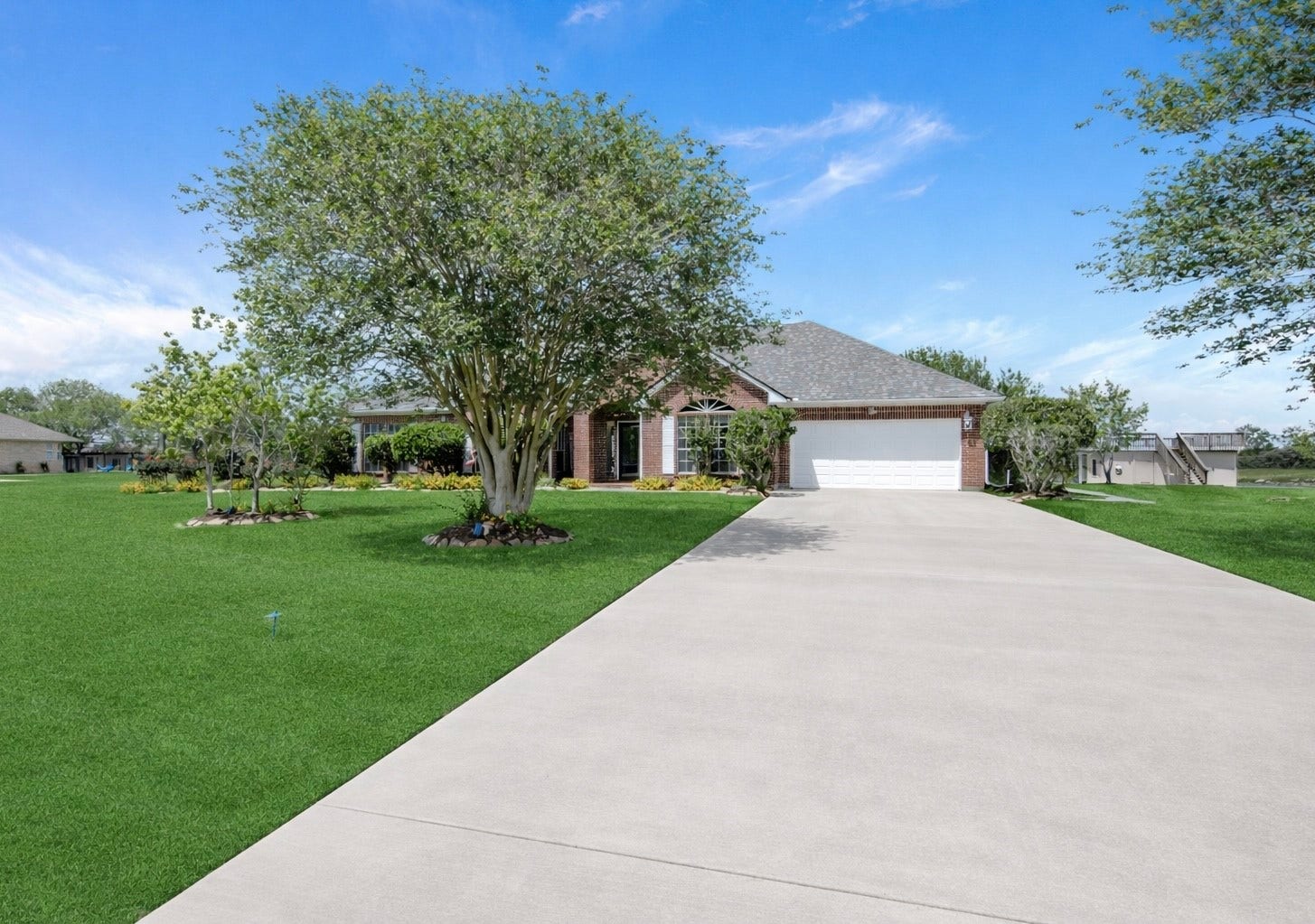143 Lago Circle Drive N, Santa Fe, TX 77517 Oversized long driveway