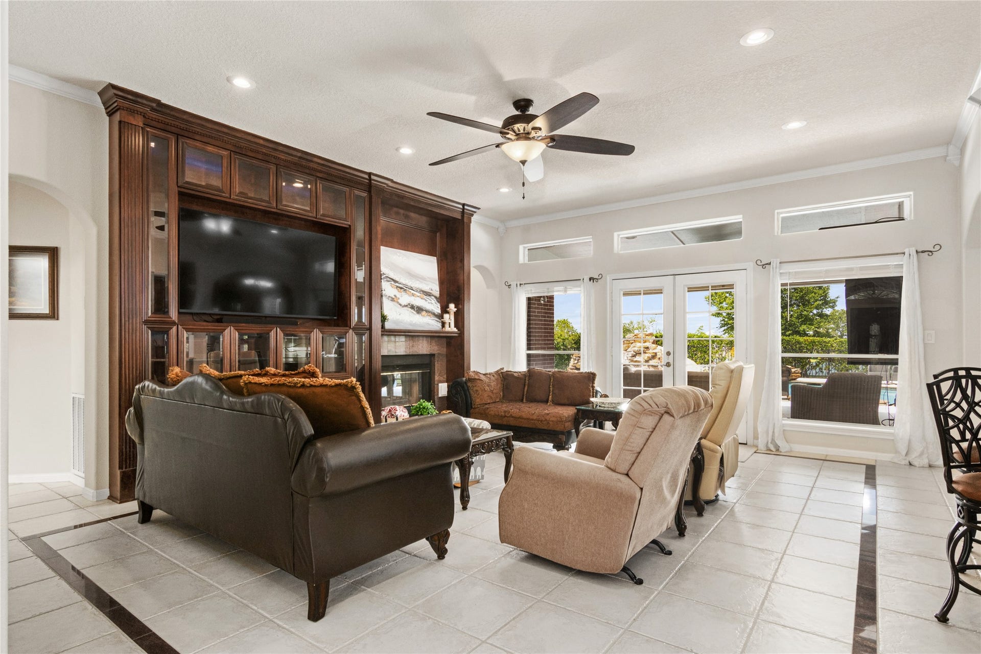 143 Lago Circle Drive N, Santa Fe, TX 77517 Living room looks over beautiful resort style pool