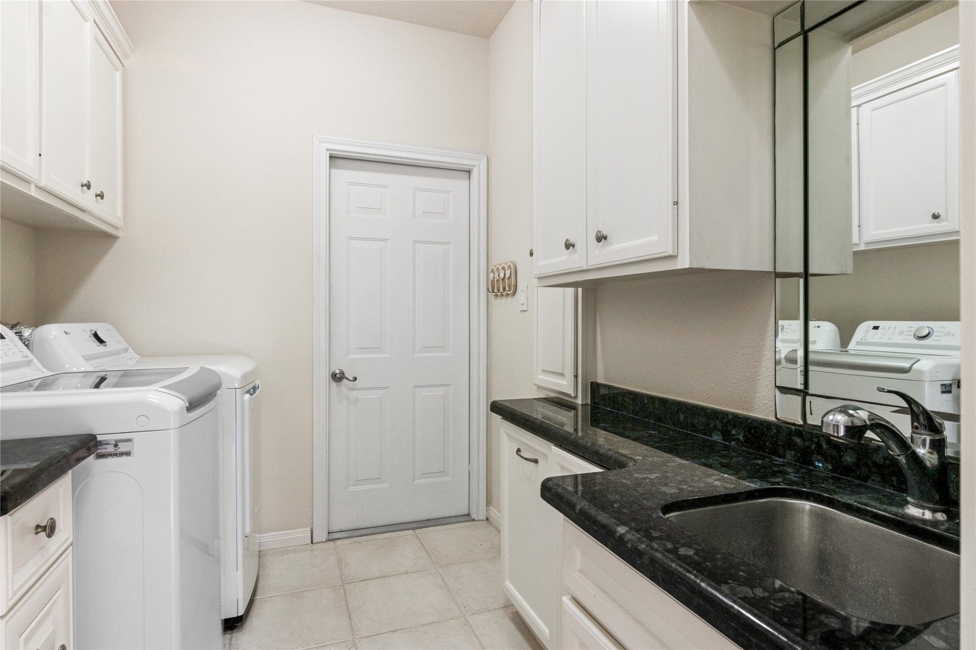 143 Lago Circle Drive N, Santa Fe, TX 77517 Expansive Laundry Room with utility sink