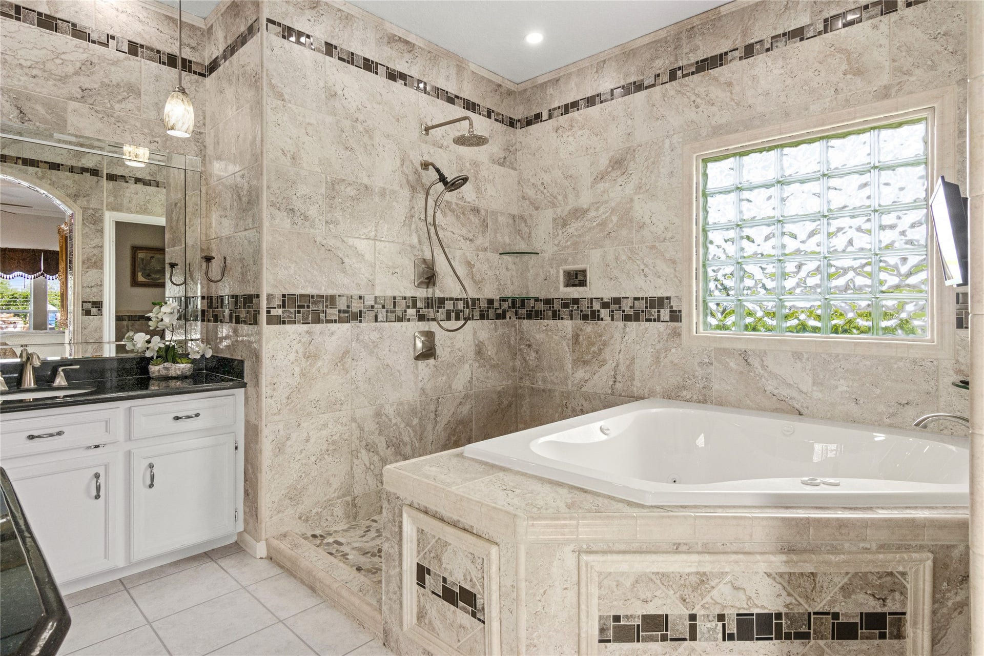 143 Lago Circle Drive N, Santa Fe, TX 77517 Spa inspired bathroom