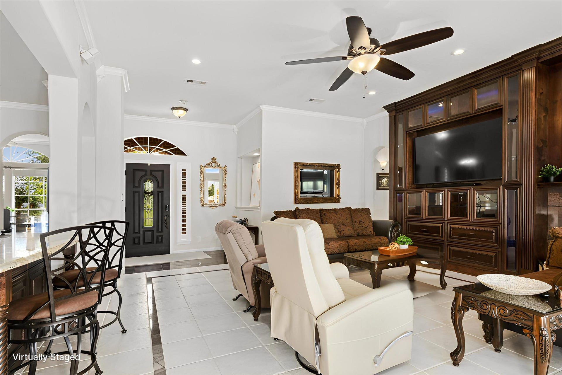 143 Lago Circle Drive N, Santa Fe, TX 77517 Living Room with custom built ins