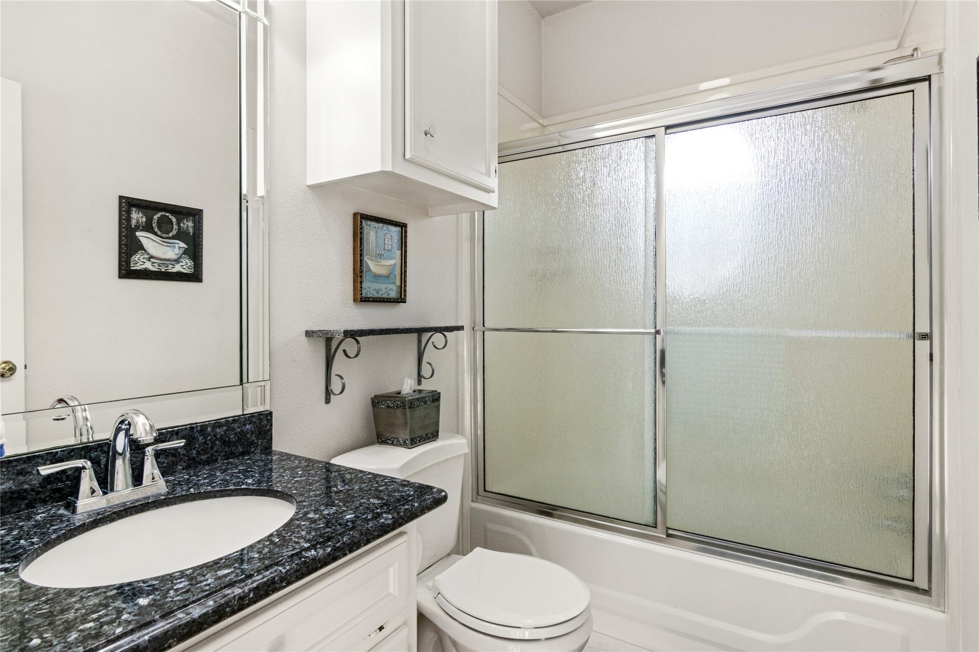 143 Lago Circle Drive N, Santa Fe, TX 77517 Hallway Bathroom