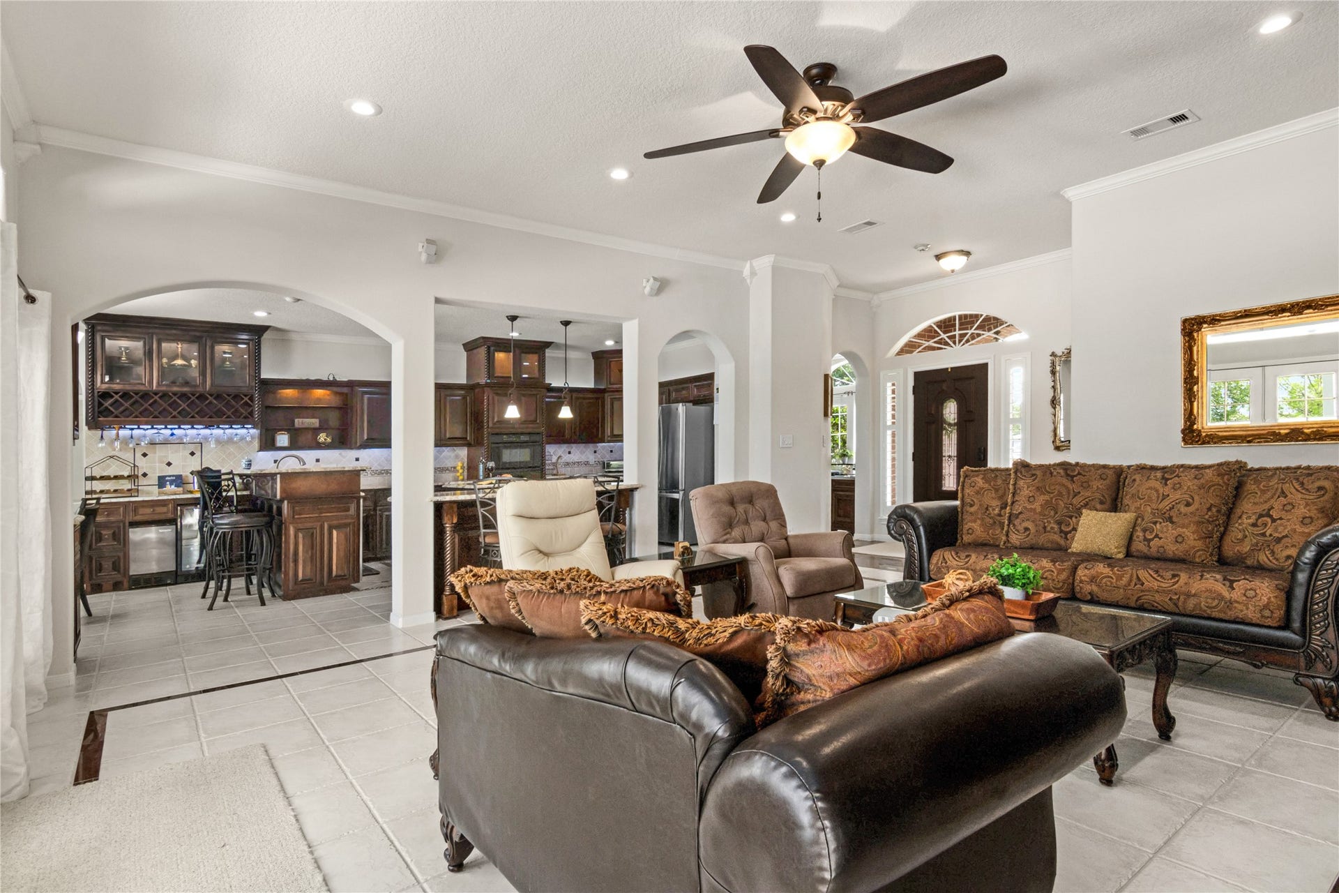 143 Lago Circle Drive N, Santa Fe, TX 77517 Open Concept with tall ceilings