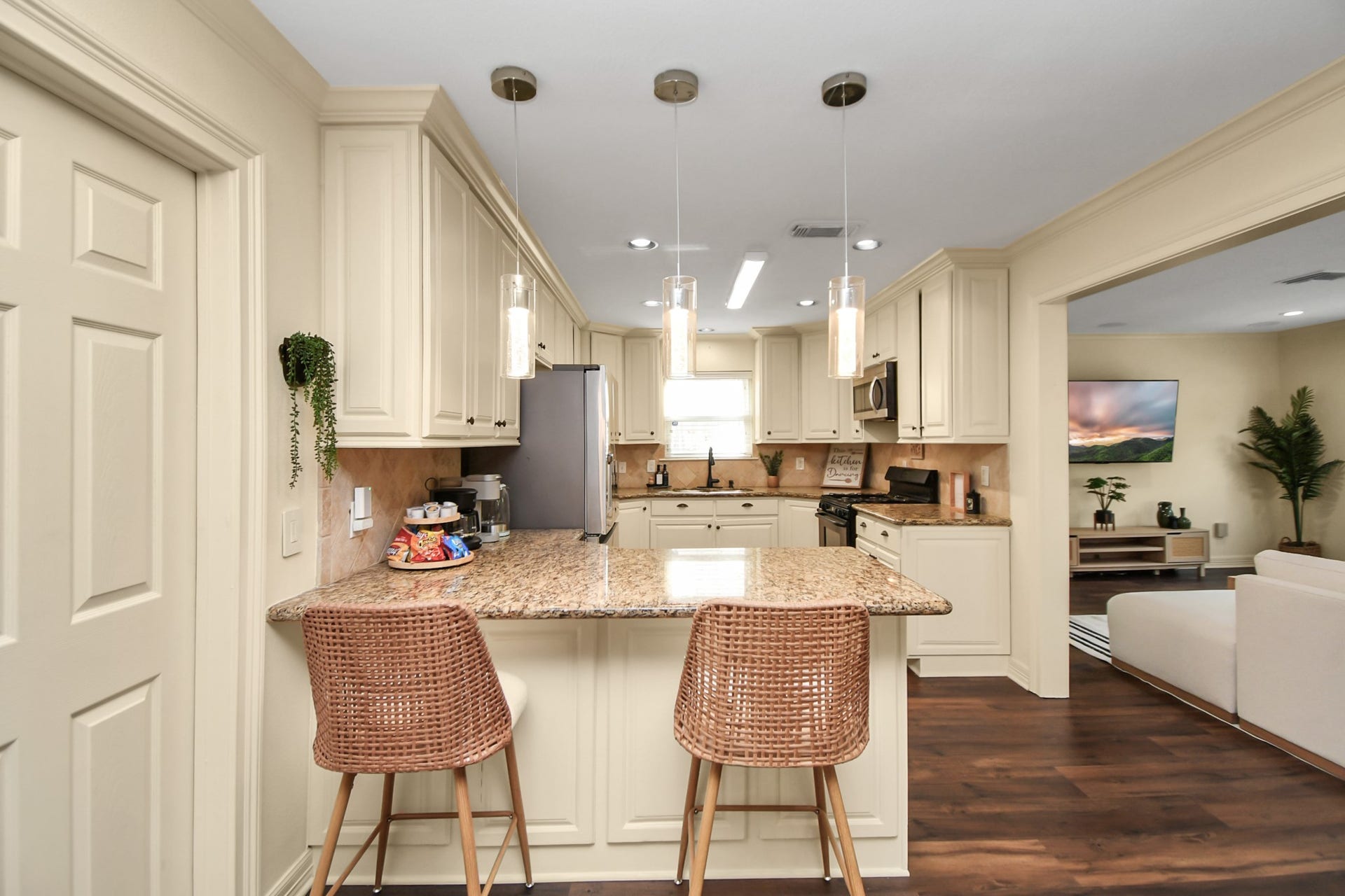 9606 Beverlyhill Street, Houston, TX 77063 9606 Beverlyhill Street, Houston, TX 77063