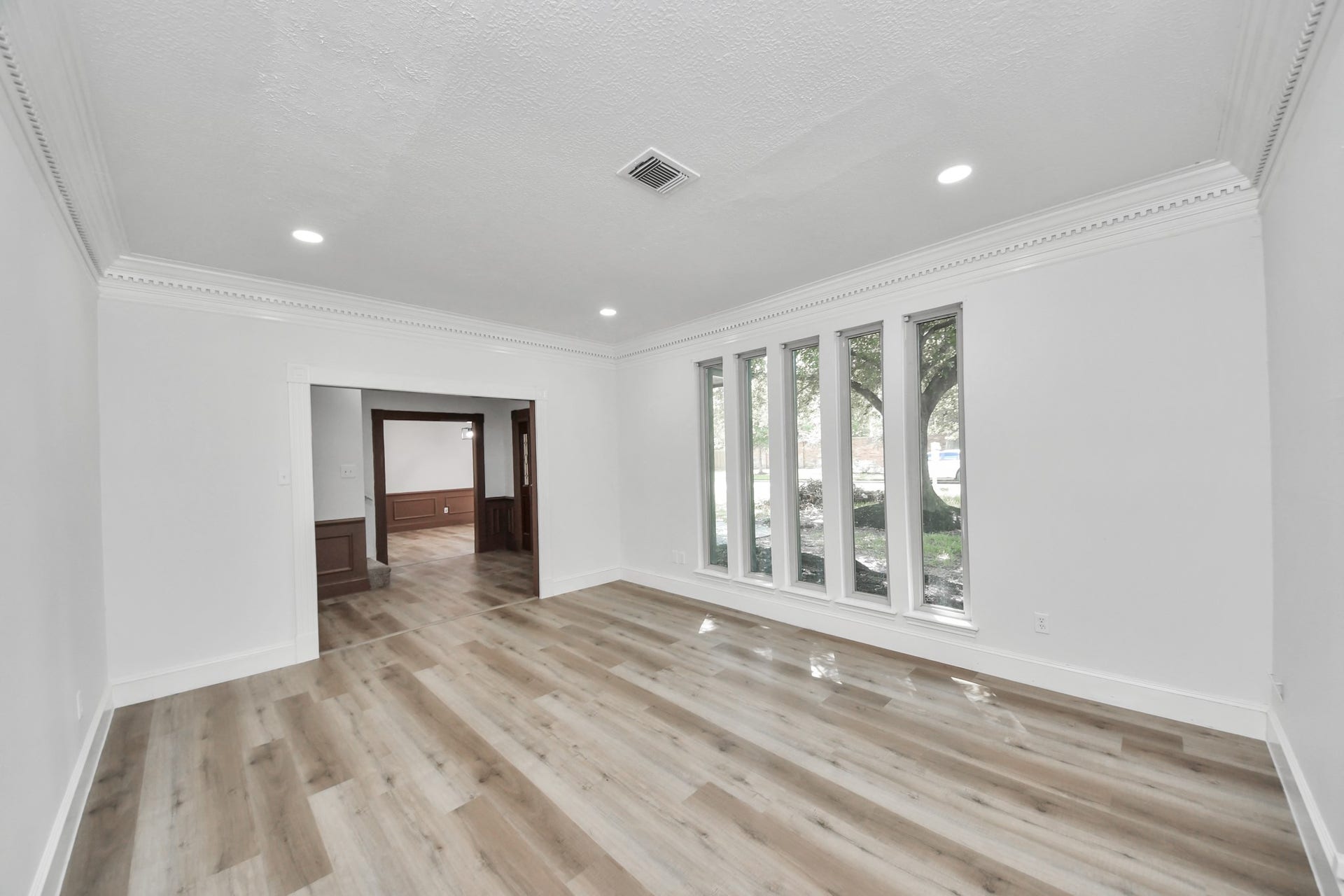 8503 Rebawood Drive, Humble, TX 77346 Bright and spacious living area featuring elegant crown molding, sleek recessed lighting.