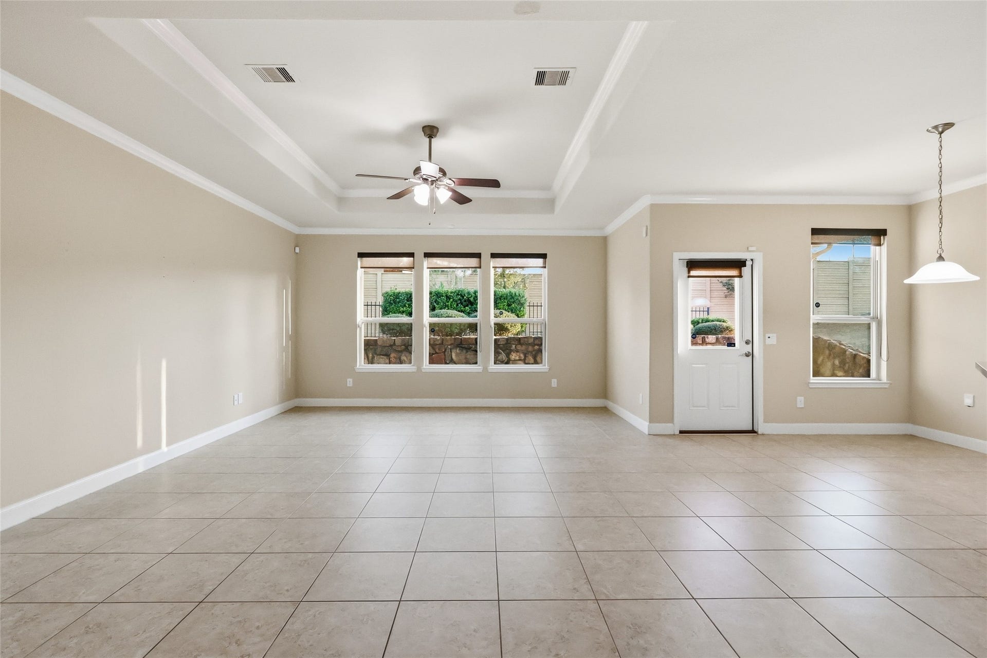 3263 Persimmon Grove, Richmond, TX 77469 Spacious living room with lots of natural light.