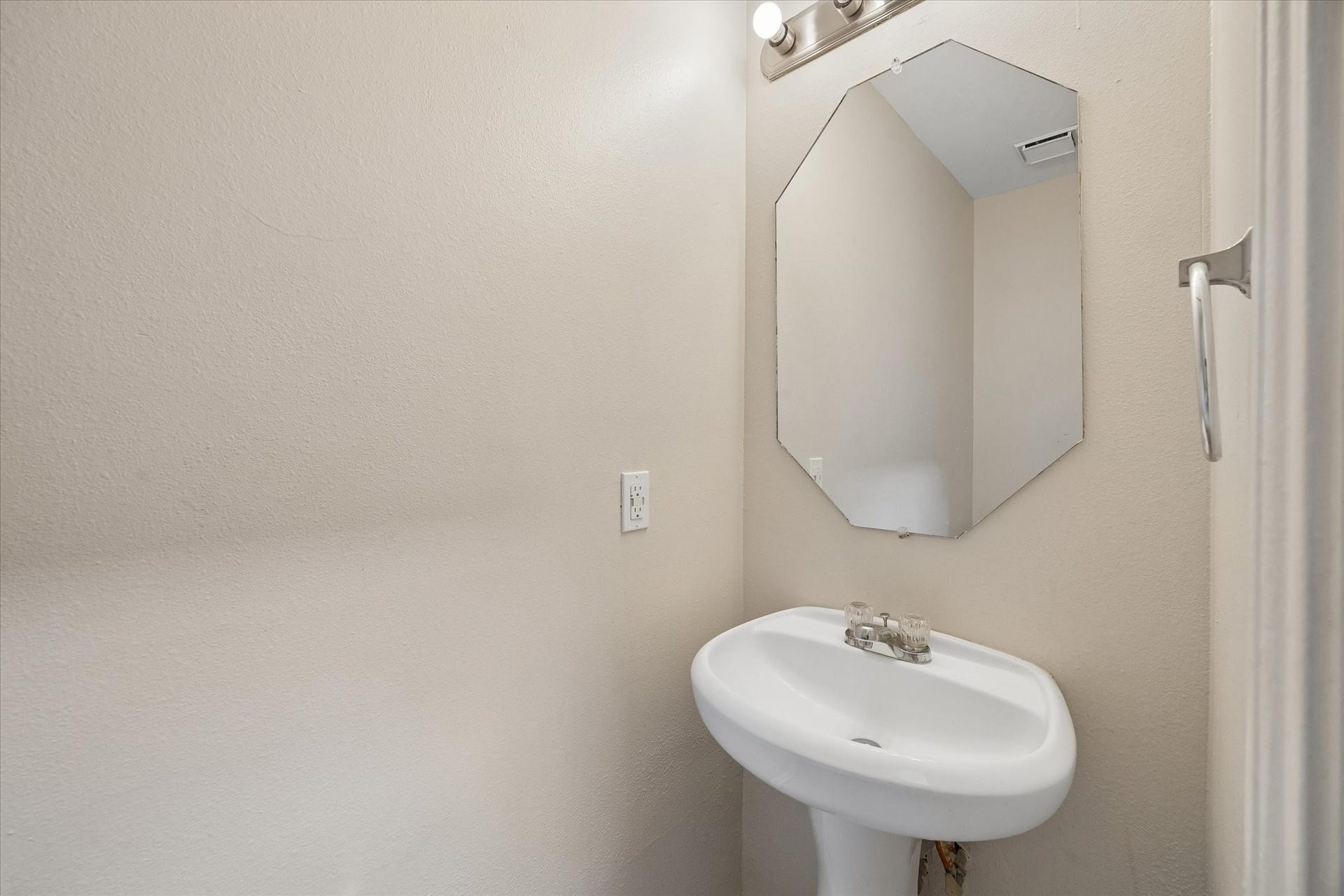 6051 Yorkglen Manor Lane, Houston, TX 77084 Half bathroom downstairs