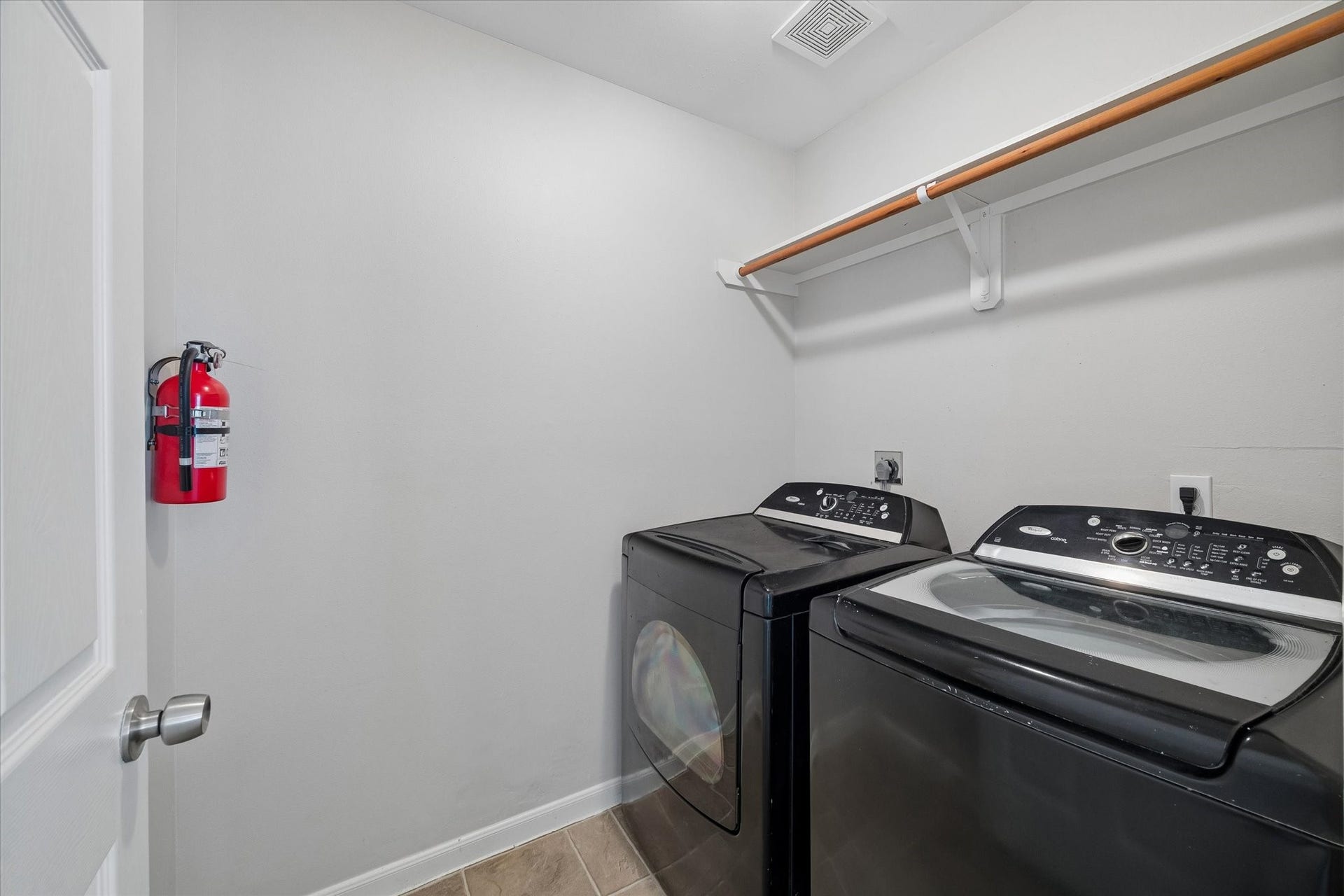 6051 Yorkglen Manor Lane, Houston, TX 77084 Dedicated utility room