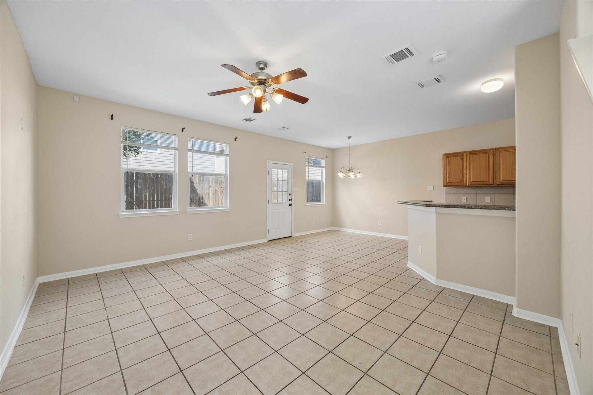 6051 Yorkglen Manor Lane, Houston, TX 77084 Living room