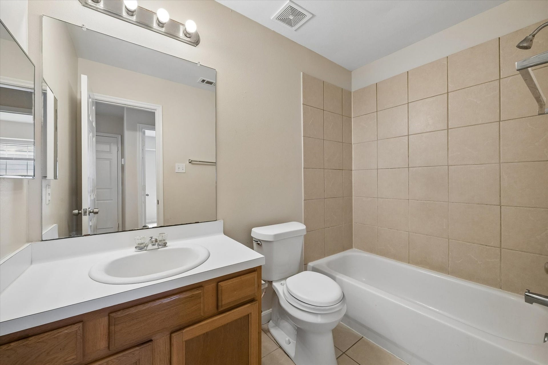 6051 Yorkglen Manor Lane, Houston, TX 77084 Full bathroom for secondary bedrooms