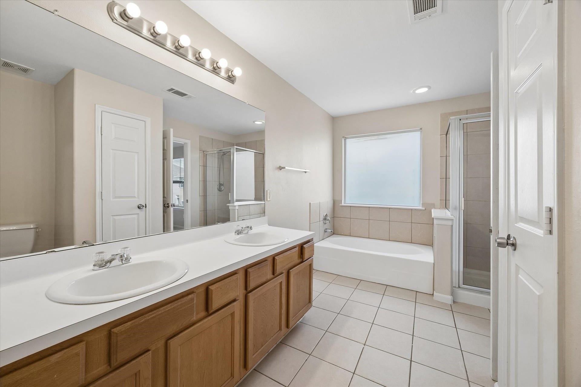 6051 Yorkglen Manor Lane, Houston, TX 77084 En-suite primary bathroom