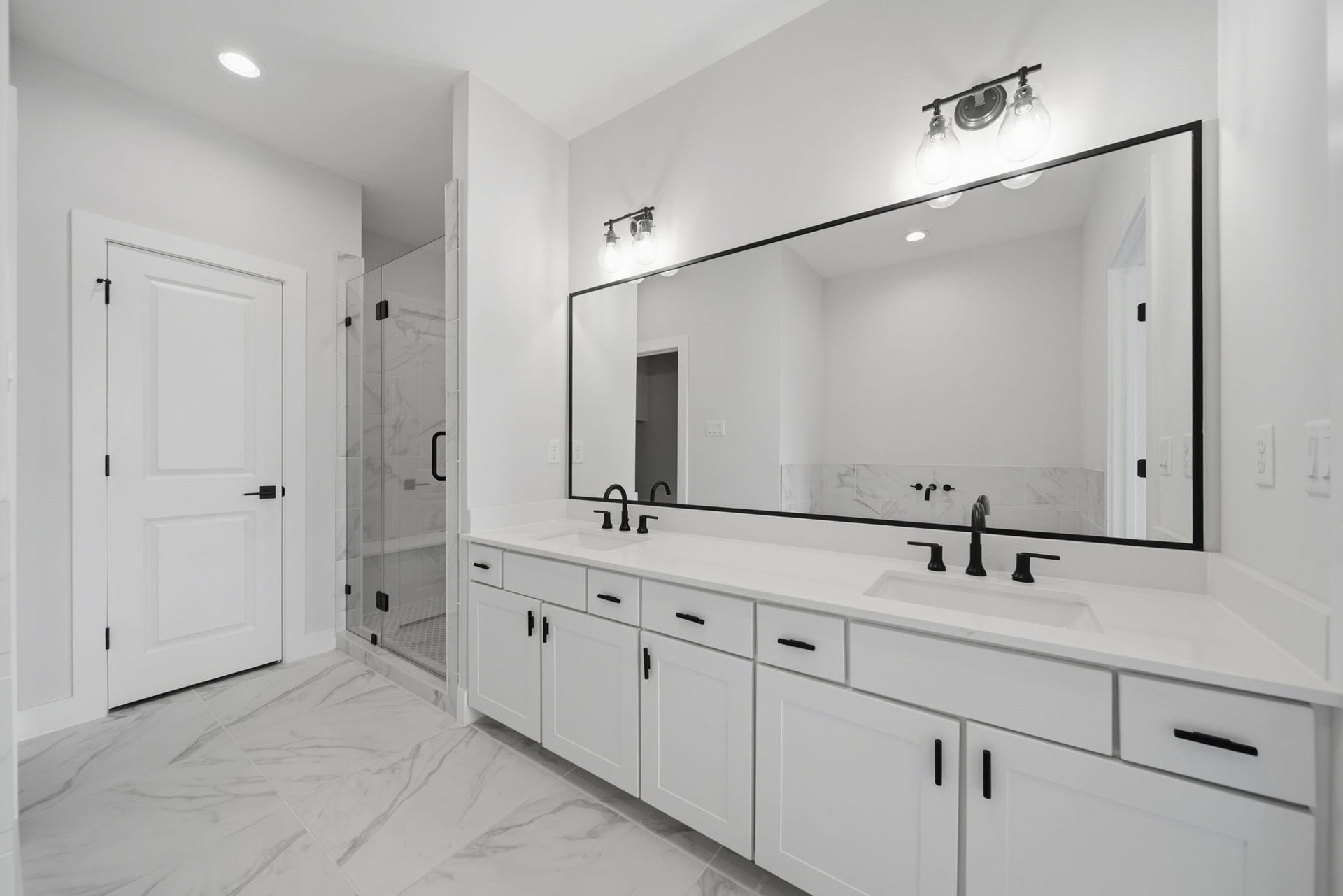 332 Eastwood Street, Houston, TX 77011 Primary bathroom with dual sinks, standing shower, & a soaking tub.