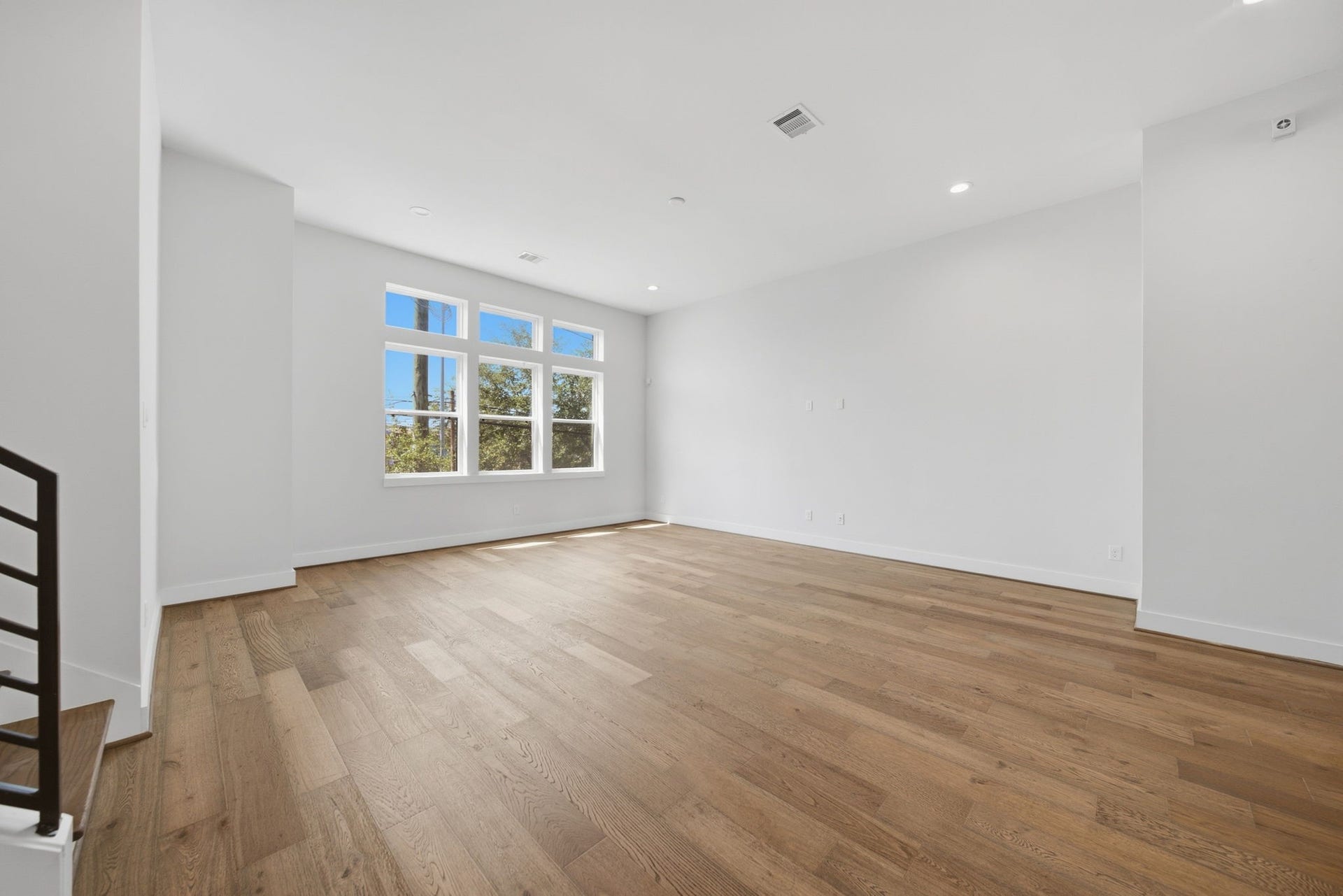 332 Eastwood Street, Houston, TX 77011 Incredibly spacious living/dining area on the second floor