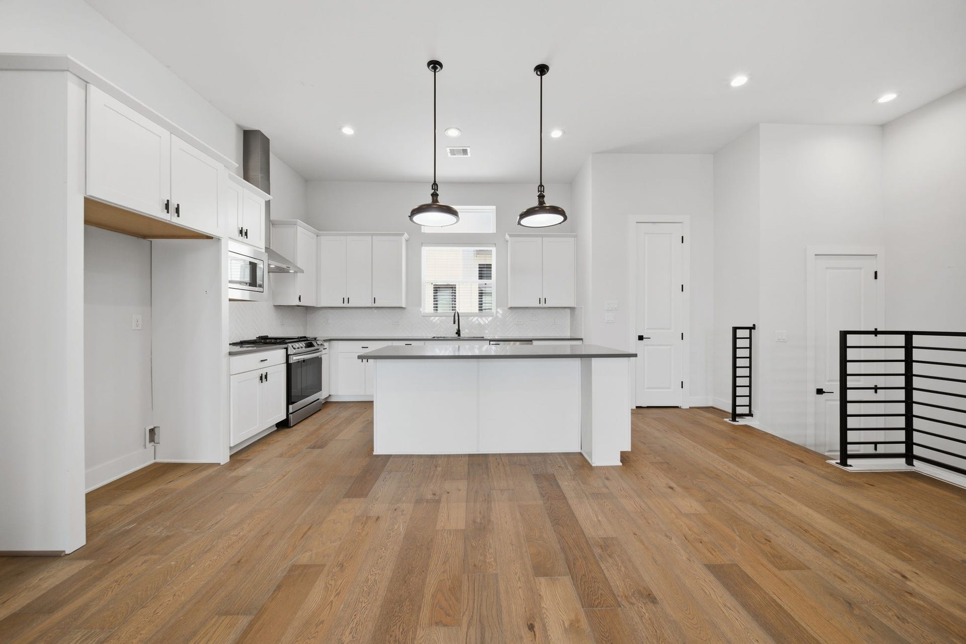 332 Eastwood Street, Houston, TX 77011 Open-concept kitchen and dining area