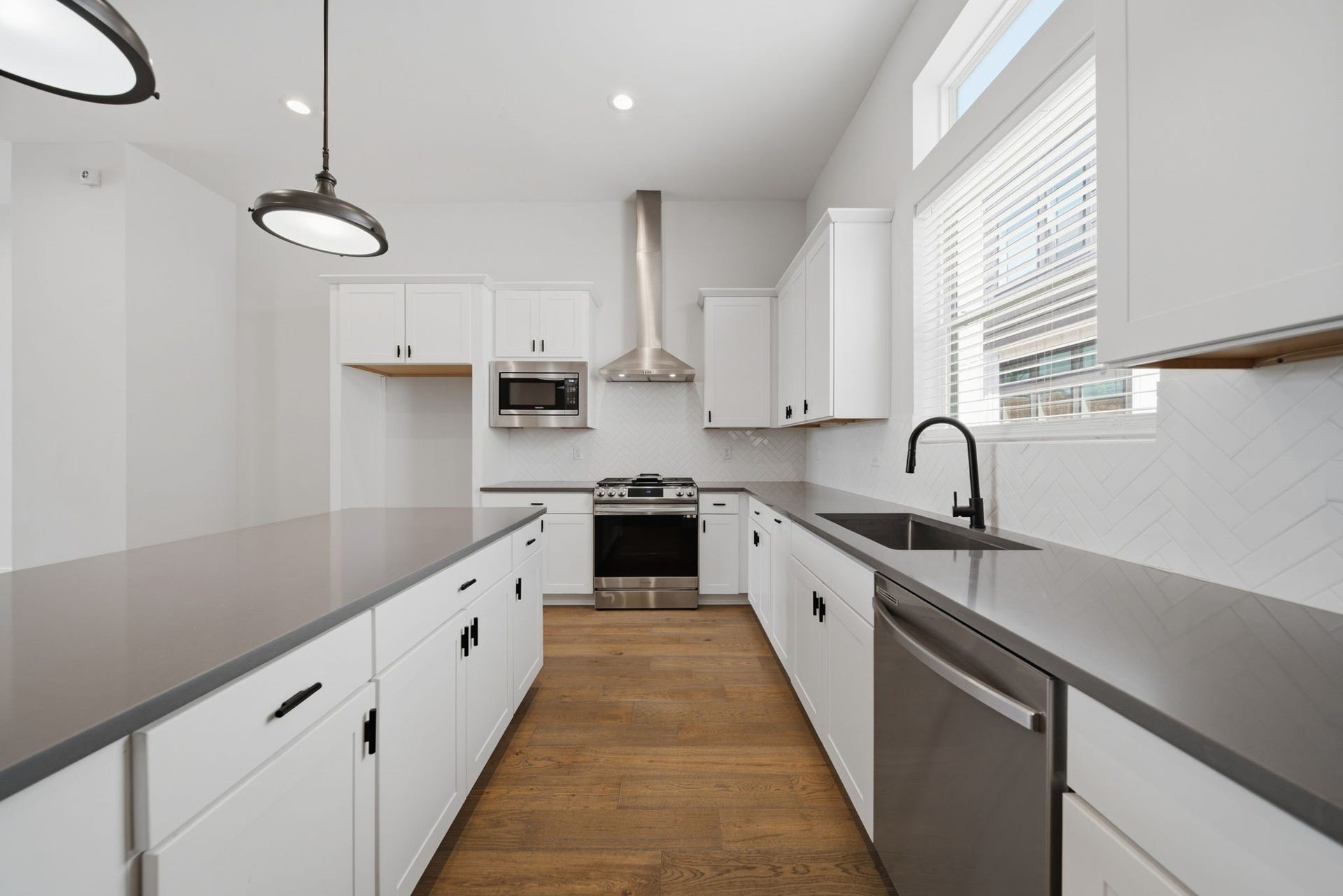 332 Eastwood Street, Houston, TX 77011 Kitchen equipped with premium fixtures and details