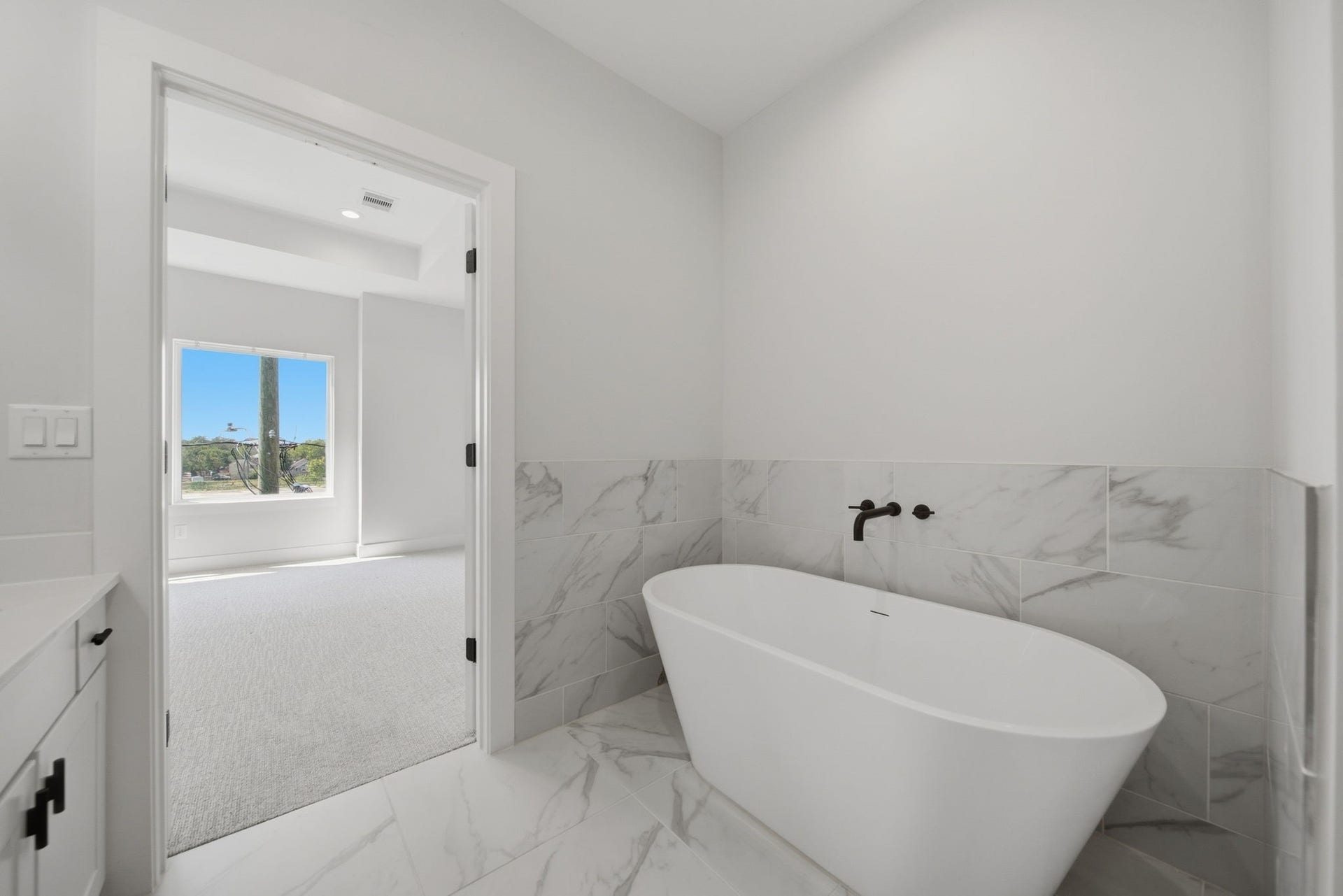 332 Eastwood Street, Houston, TX 77011 Relaxing soaking tub in primary bathroom