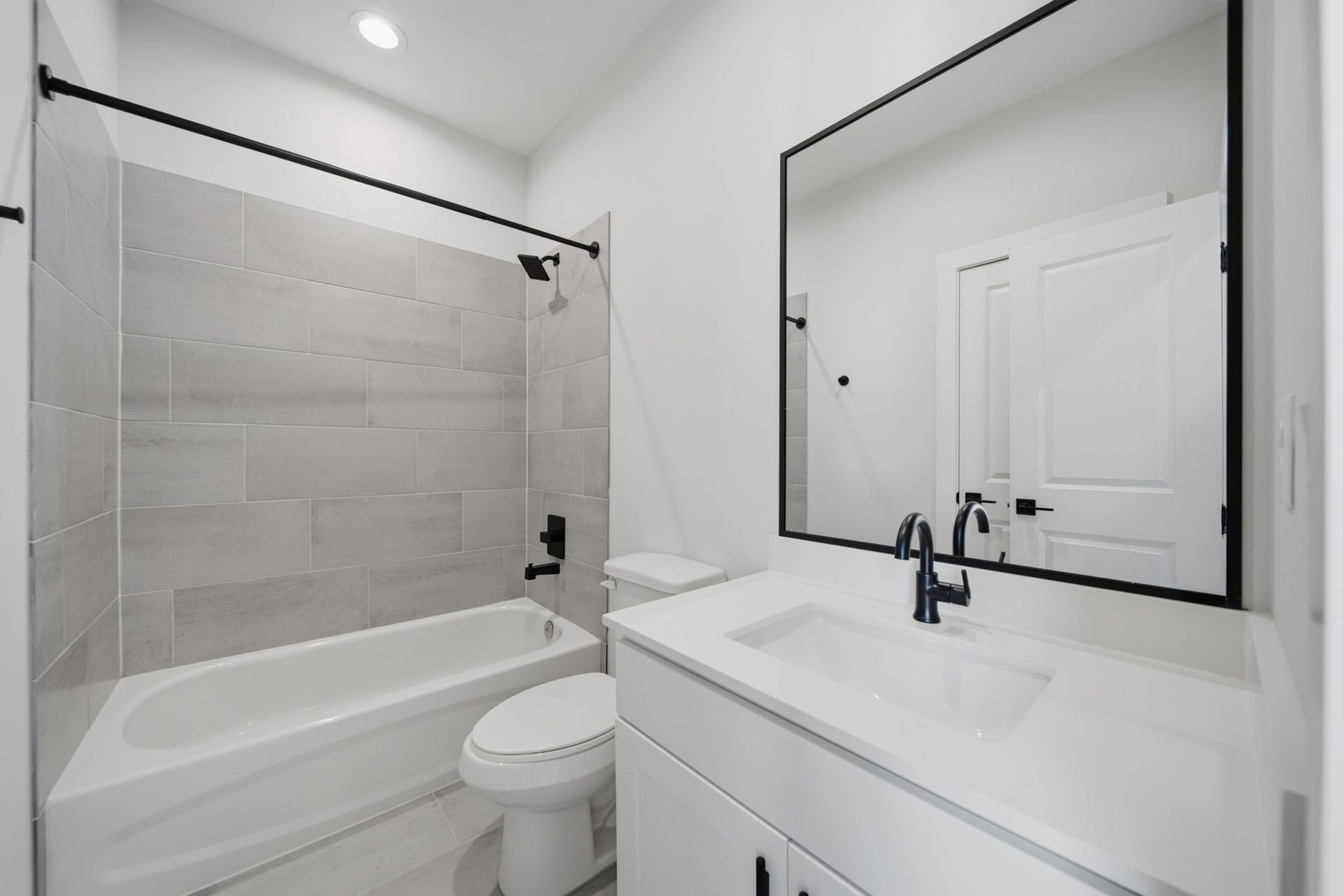 332 Eastwood Street, Houston, TX 77011 secondary bedroom's attached full bathroom