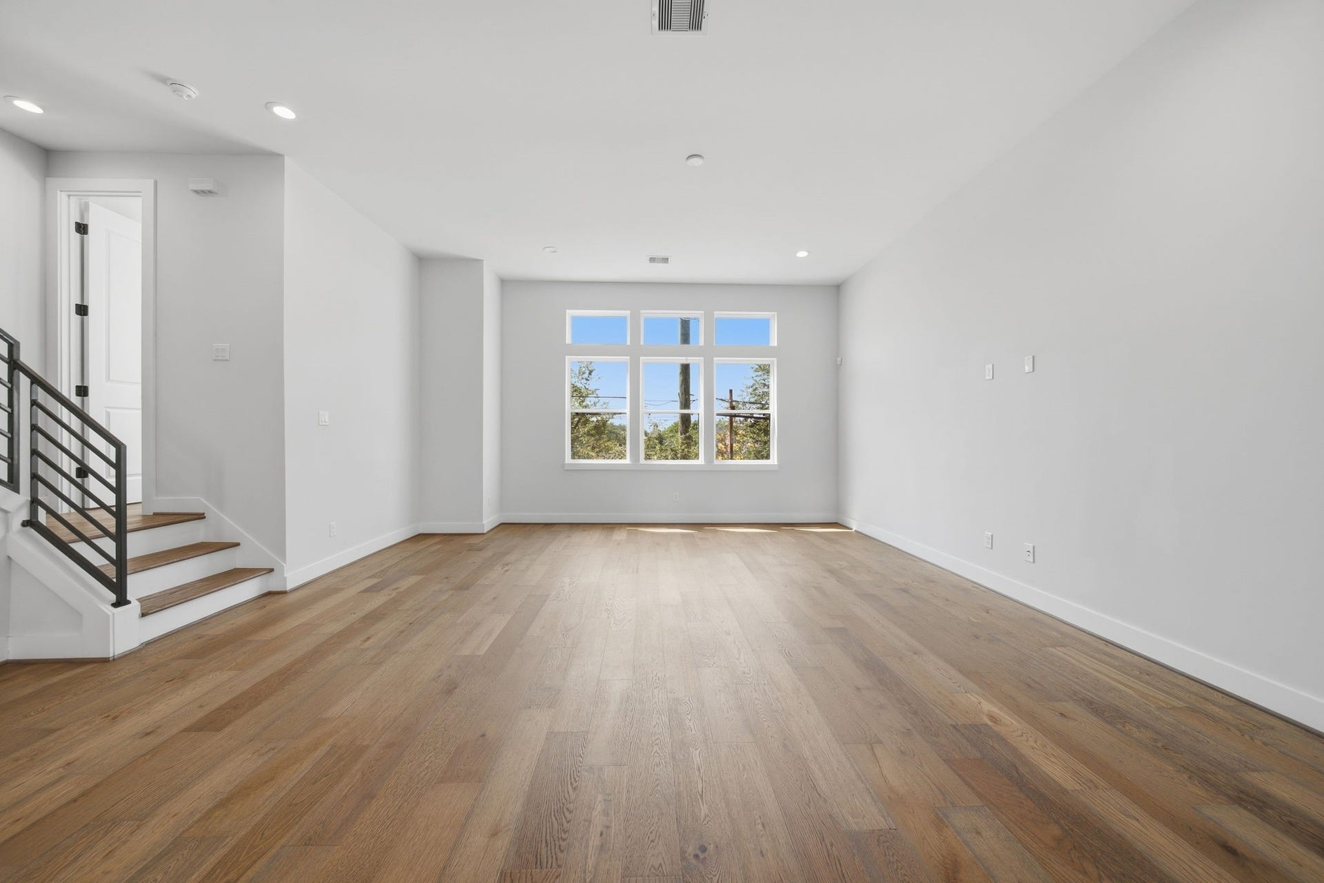 332 Eastwood Street, Houston, TX 77011 Abundant natural light flowing in throughout the home!
