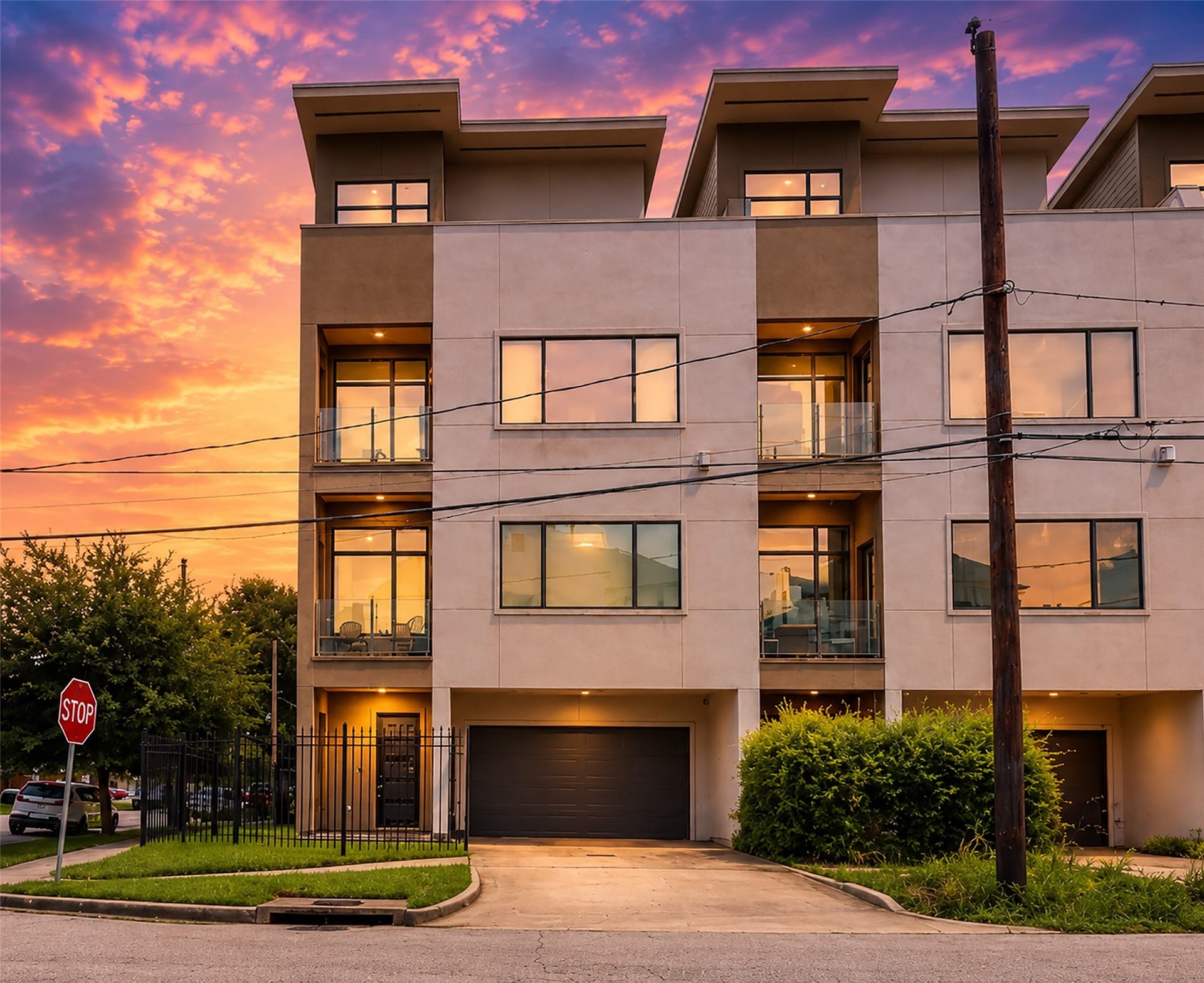 Modern city living starts here, with stylish interiors, spacious private suites, a flexible bonus room, multiple outdoor spaces, and show stopping Downtown Houston skyline views. From the floating staircase and bamboo flooring to the sleek chefs island kitchen, convenient second powder bath, and rooftop wraparound deck, this home brings together bold design, flexible living, and an incredible urban lifestyle all in one address.