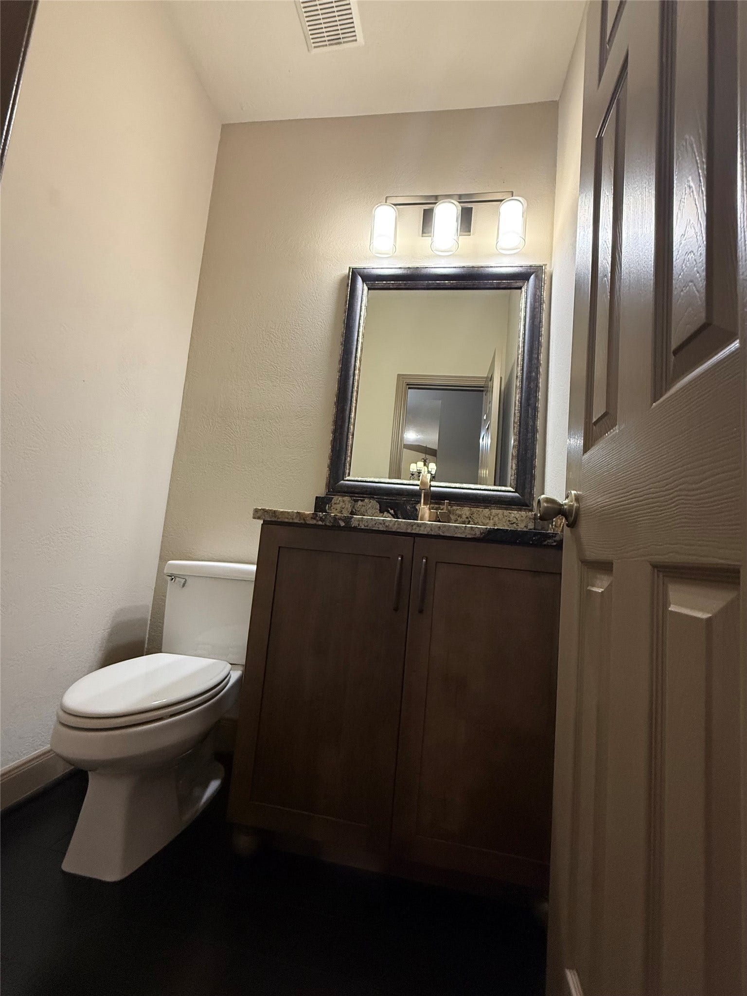 8746 Rippling Water Drive, Sugar Land, TX 77479 POWDER ROOM