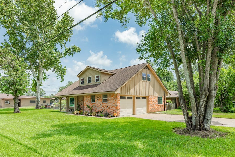 Property photo for 811 Loggins Drive, West Columbia, TX