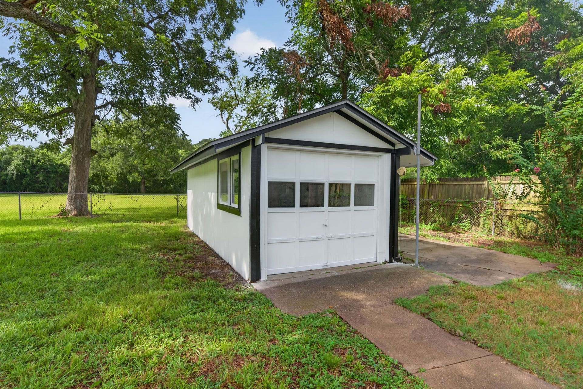 310 Nasturtium Street, Lake Jackson, TX 77566