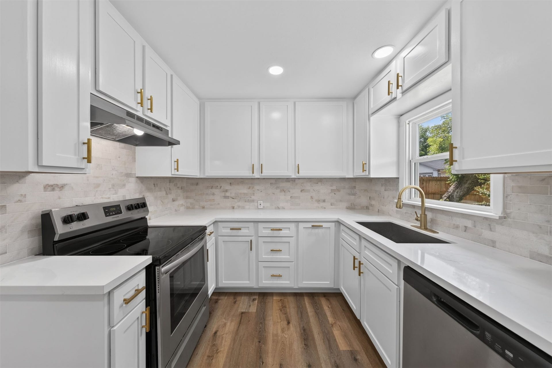 310 Nasturtium Street, Lake Jackson, TX 77566
