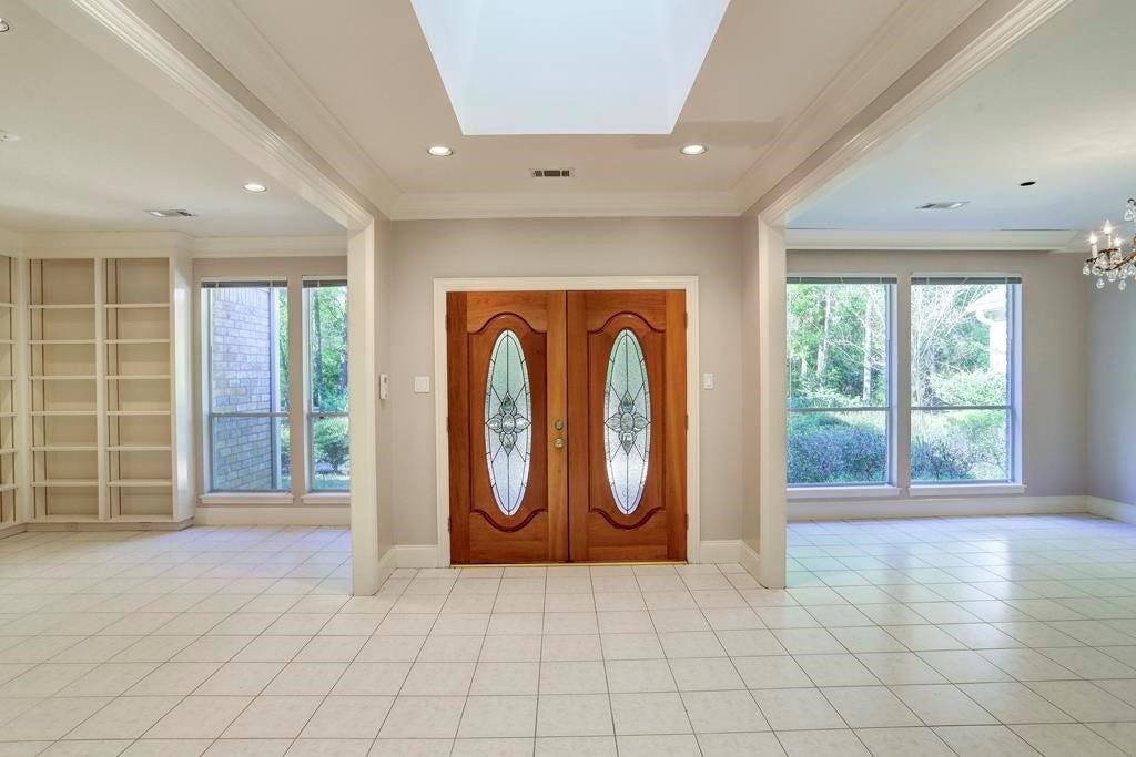 10210 Winding Wood Lane, Tomball, TX 77375 Wide foyer with skylight