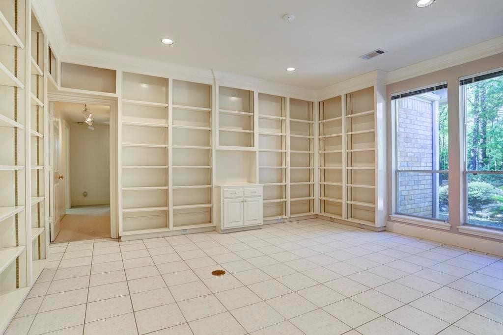 10210 Winding Wood Lane, Tomball, TX 77375 Library