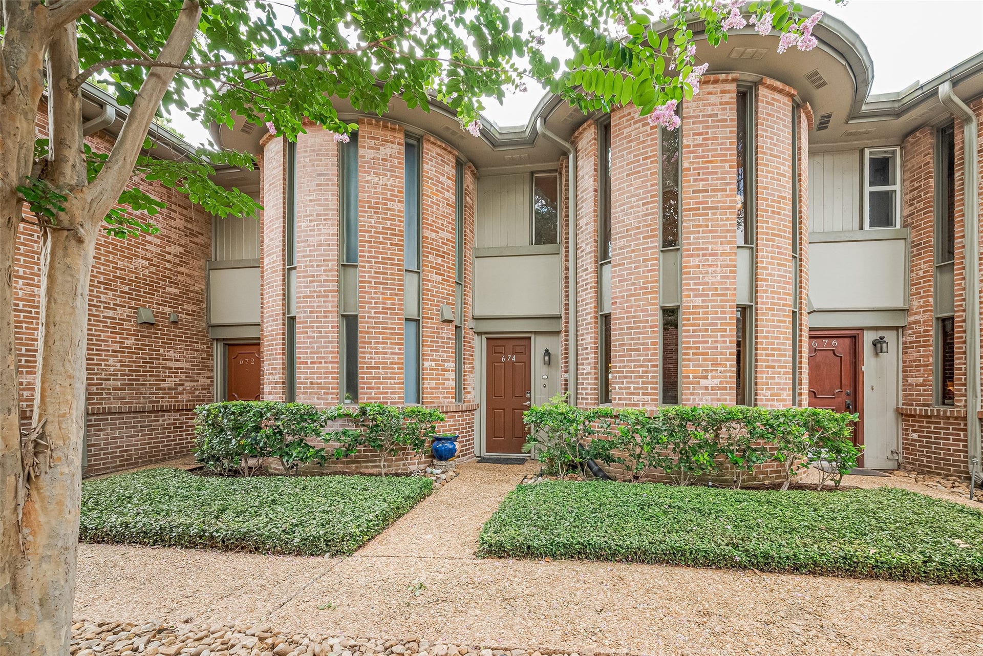 674 S Ripple Creek Drive, Houston, TX 77057