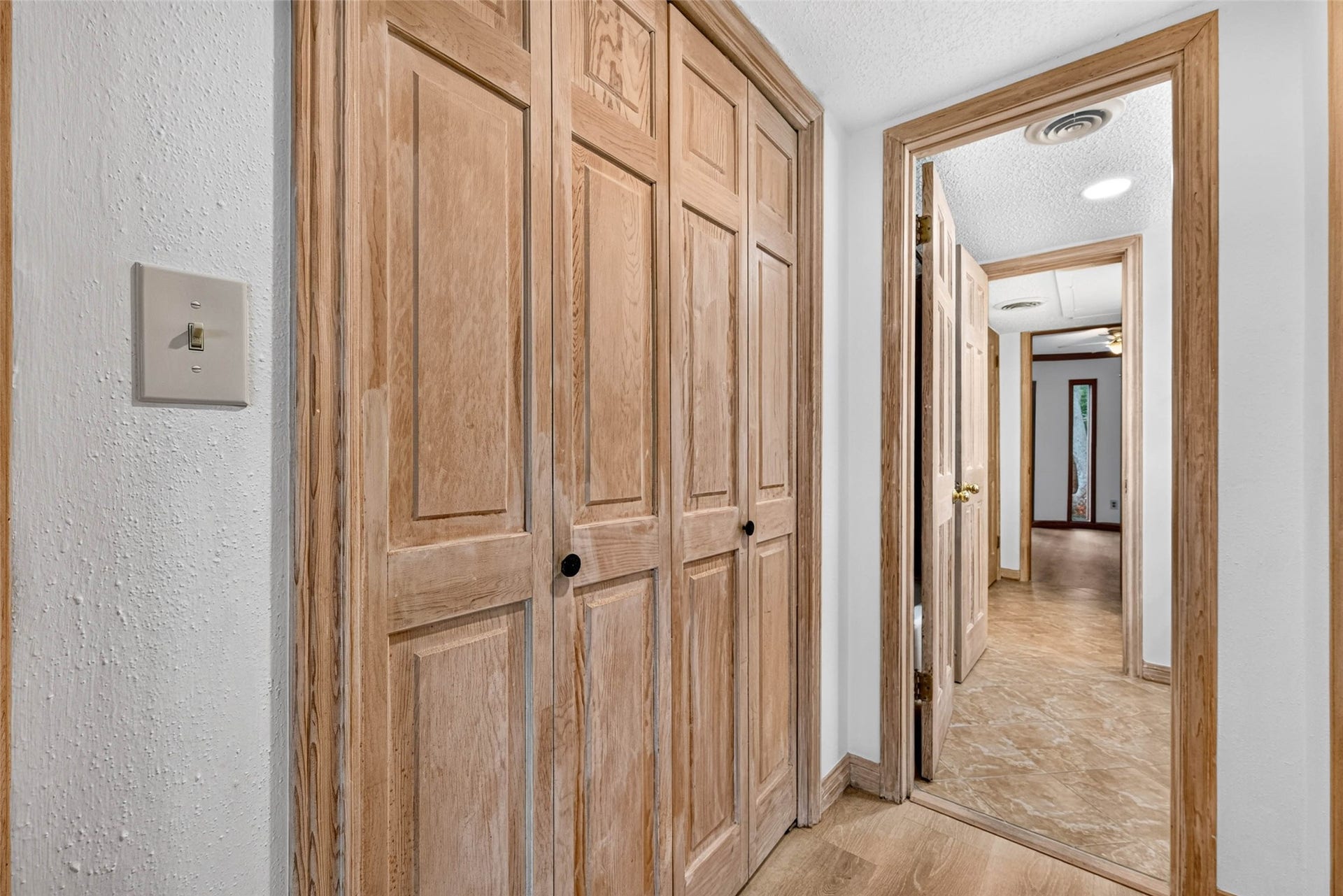 674 S Ripple Creek Drive, Houston, TX 77057