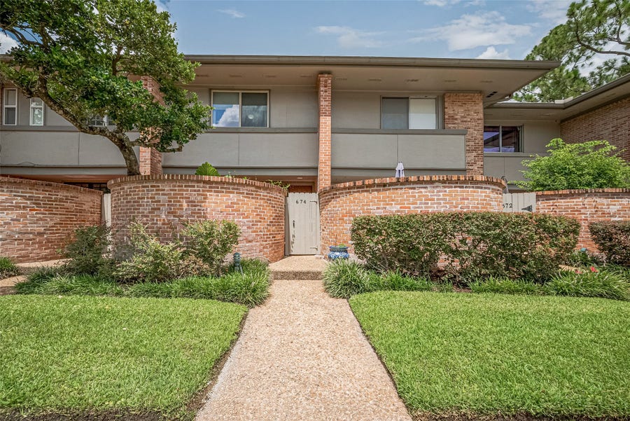 Property photo for 674 S Ripple Creek Drive, Houston, TX
