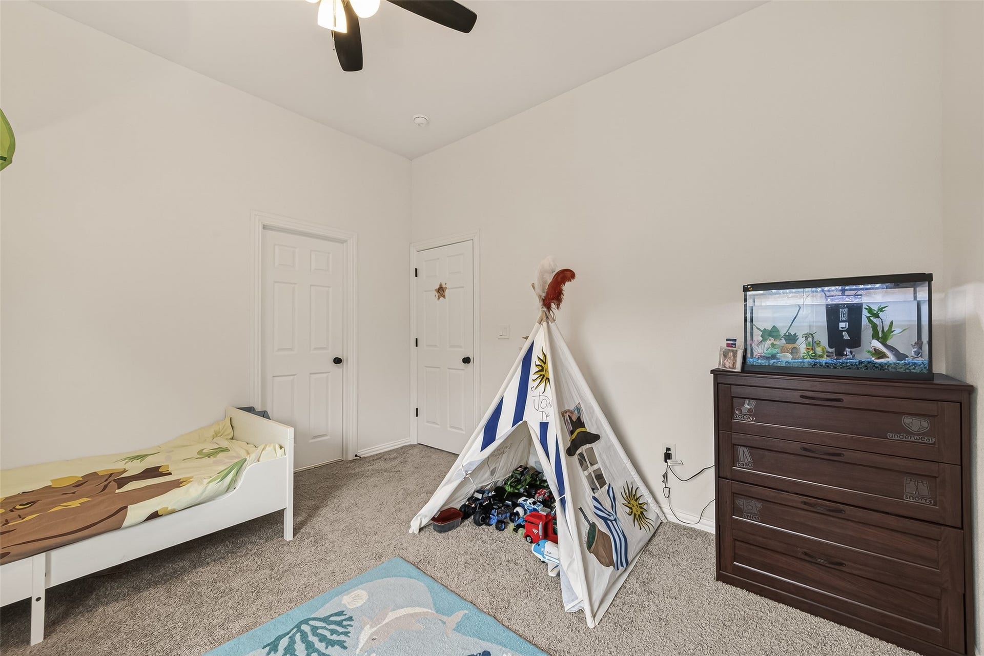 4423 Parkwater Cove Court SE, Sugar Land, TX 77479 This cozy, carpeted room has neutral walls and ceiling fan creates a comfortable atmosphere.