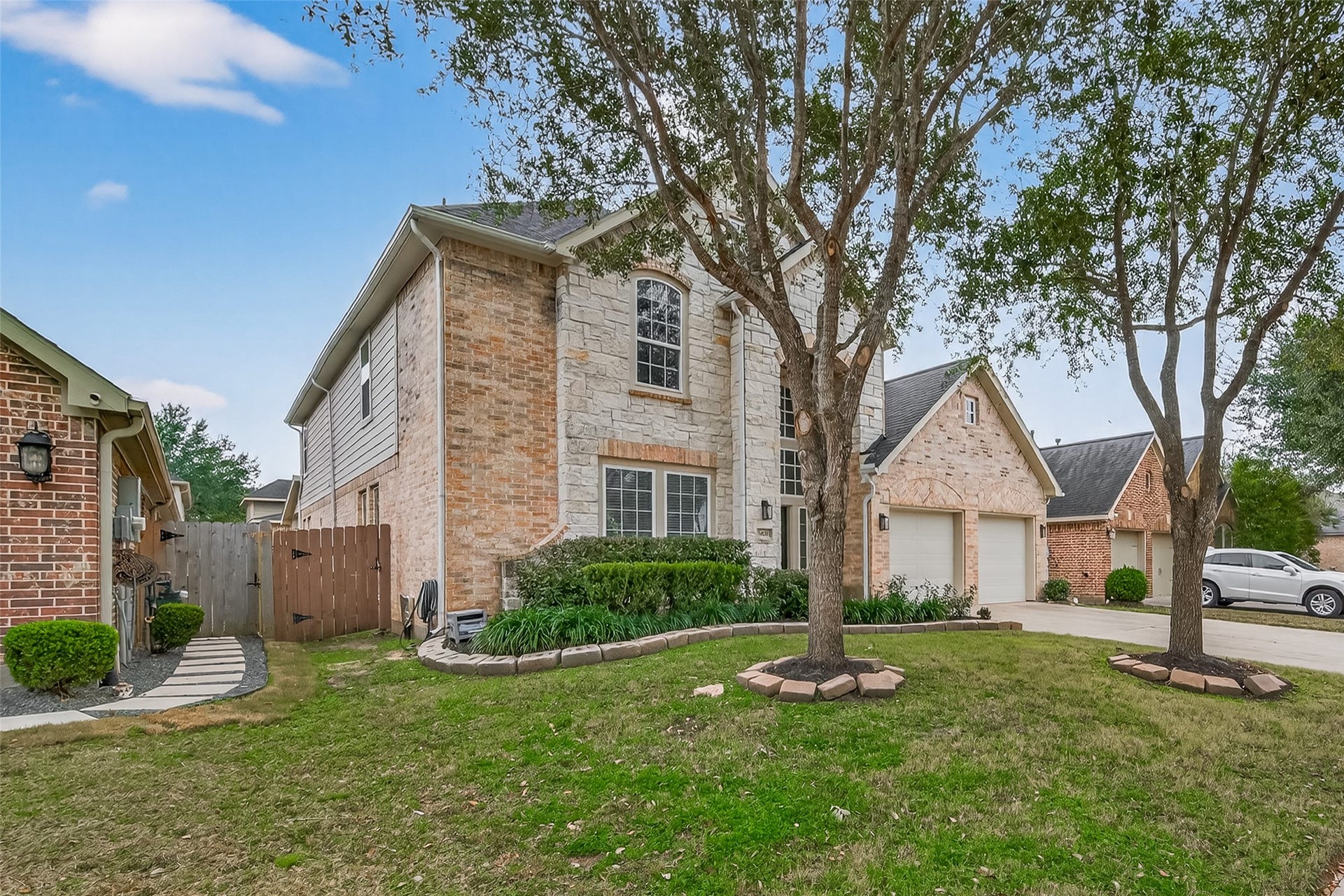 4423 Parkwater Cove Court SE, Sugar Land, TX 77479 It includes a two-car garage and a driveway, offering ample parking space. The exterior design is classic and inviting, situated in the prestigious Sweetbriar section of Riverstone.