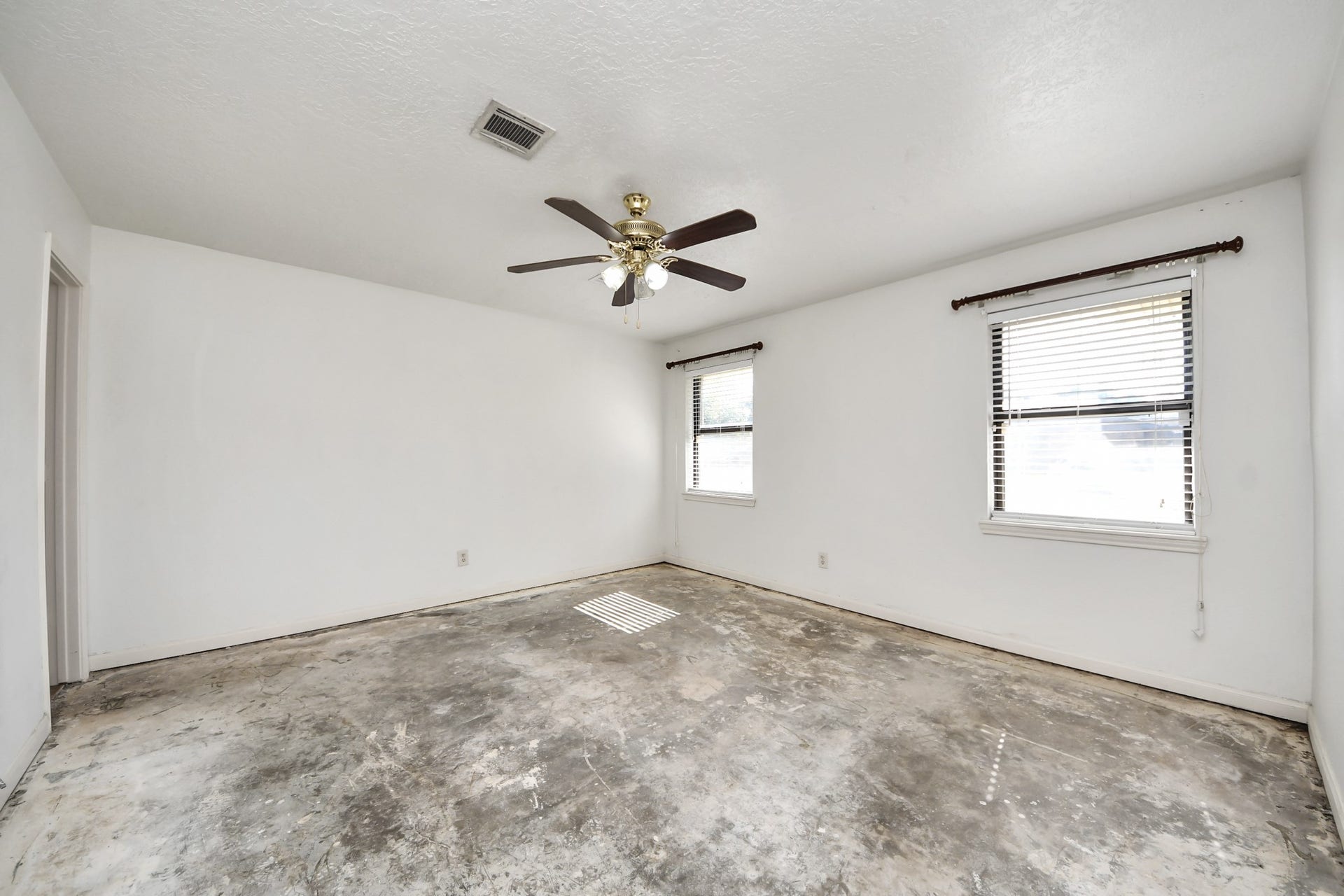 5710 Saxon Drive, Houston, TX 77092 5710 Saxon Drive, Houston, TX 77092