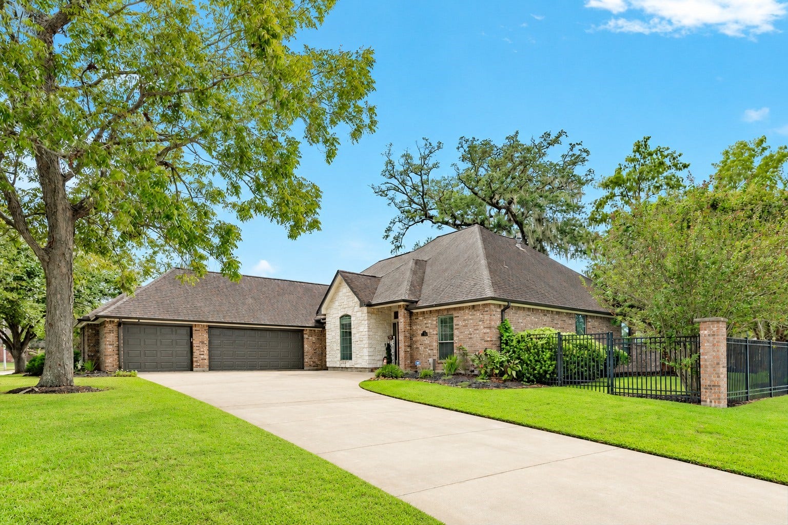 52 English Oak Court, Lake Jackson, TX 77566 52 English Oak Court, Lake Jackson, TX 77566