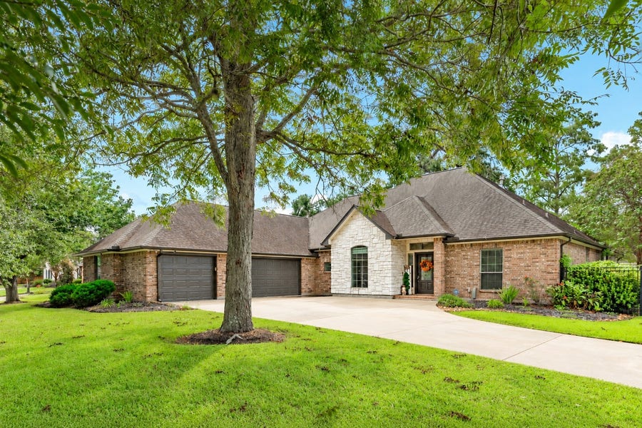Property photo for 52 English Oak Court, Lake Jackson, TX