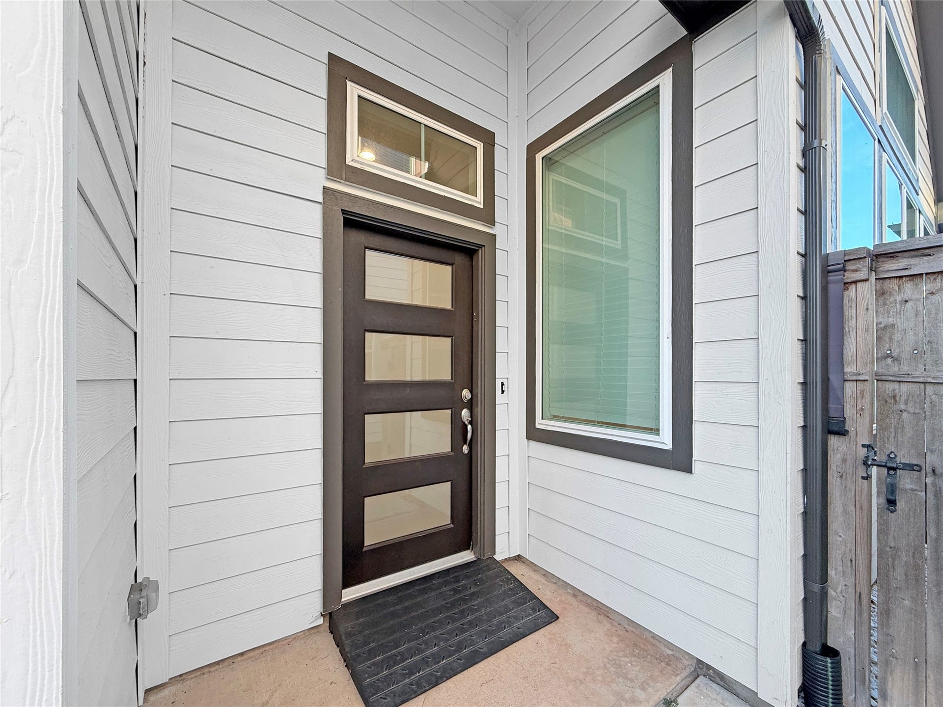 9407 Lantern Light Drive, Missouri City, TX 77459 Inviting covered front entry featuring a stylish front door and attractive exterior finishes.