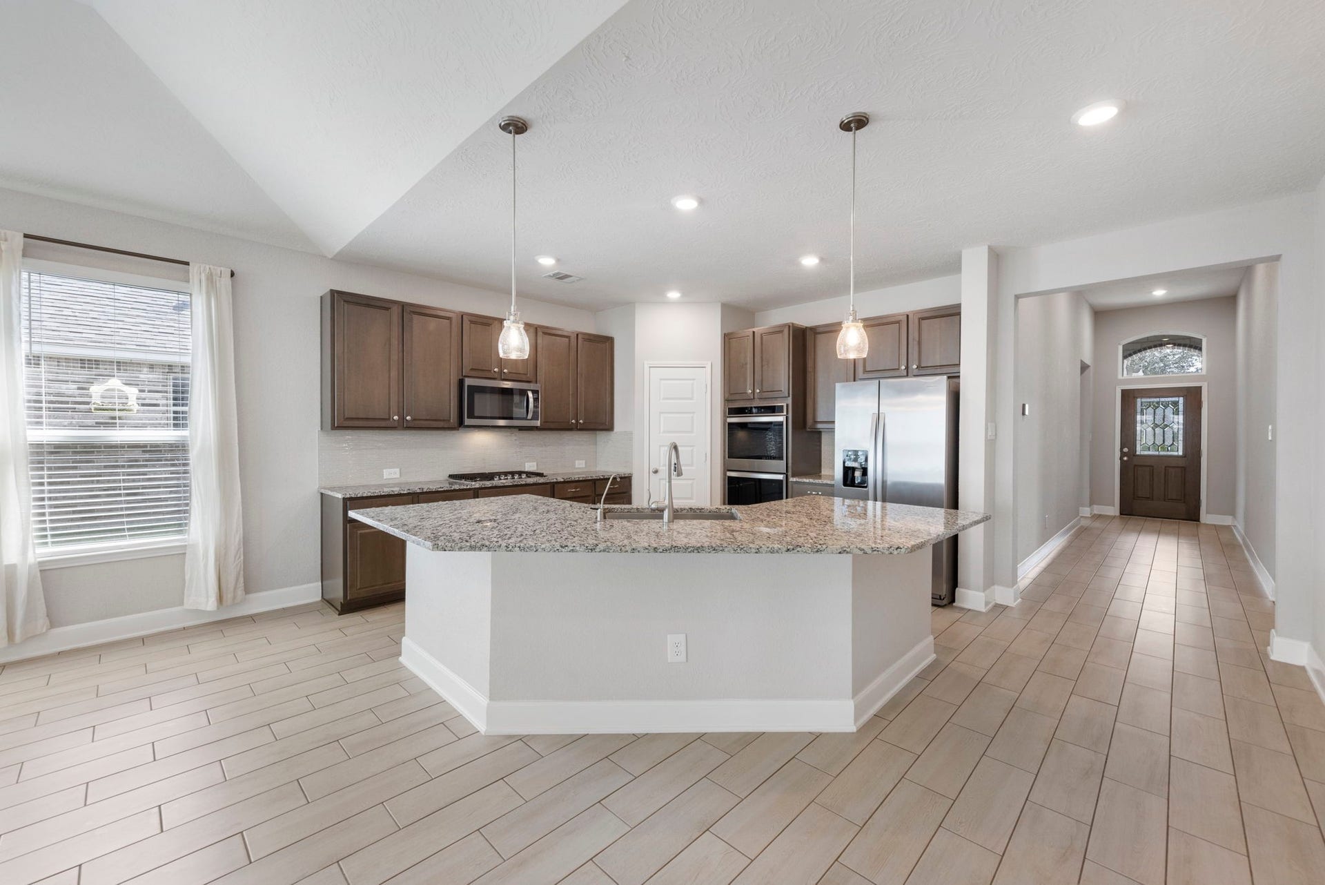 8731 Ute Creek Lane, Magnolia, TX 77354 Large wrap around breakfast bar - perfect for entertaining.