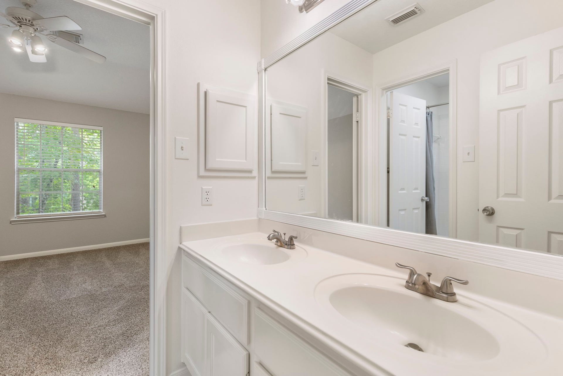 27 Stargazer Place, The Woodlands, TX 77381 Between two of the bedrooms is a bathroom with double vanity and separate access to the tub/shower combination.