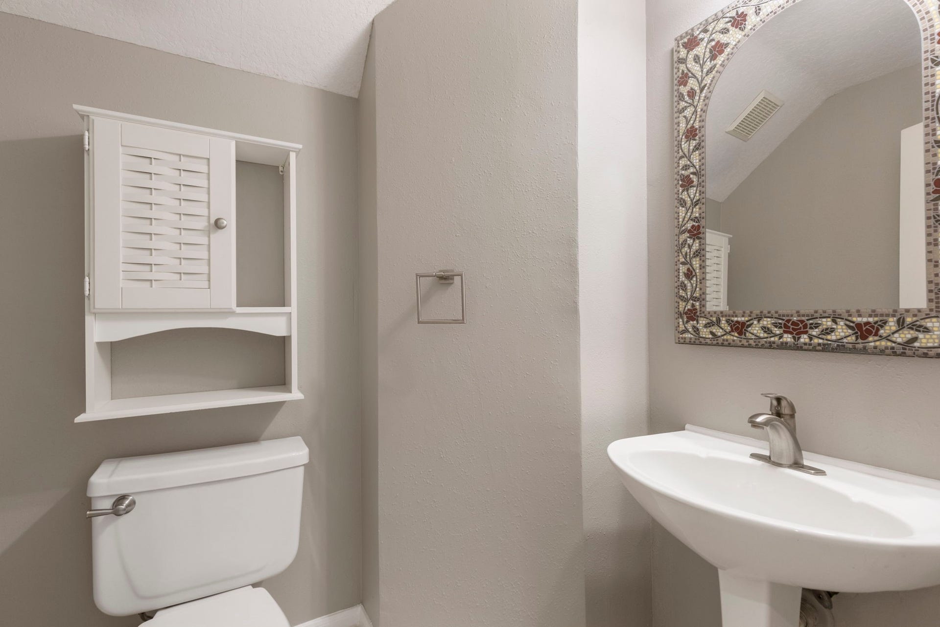 27 Stargazer Place, The Woodlands, TX 77381 Tucked away on the first floor is a half bathroom, that is not too far from the backyard.
