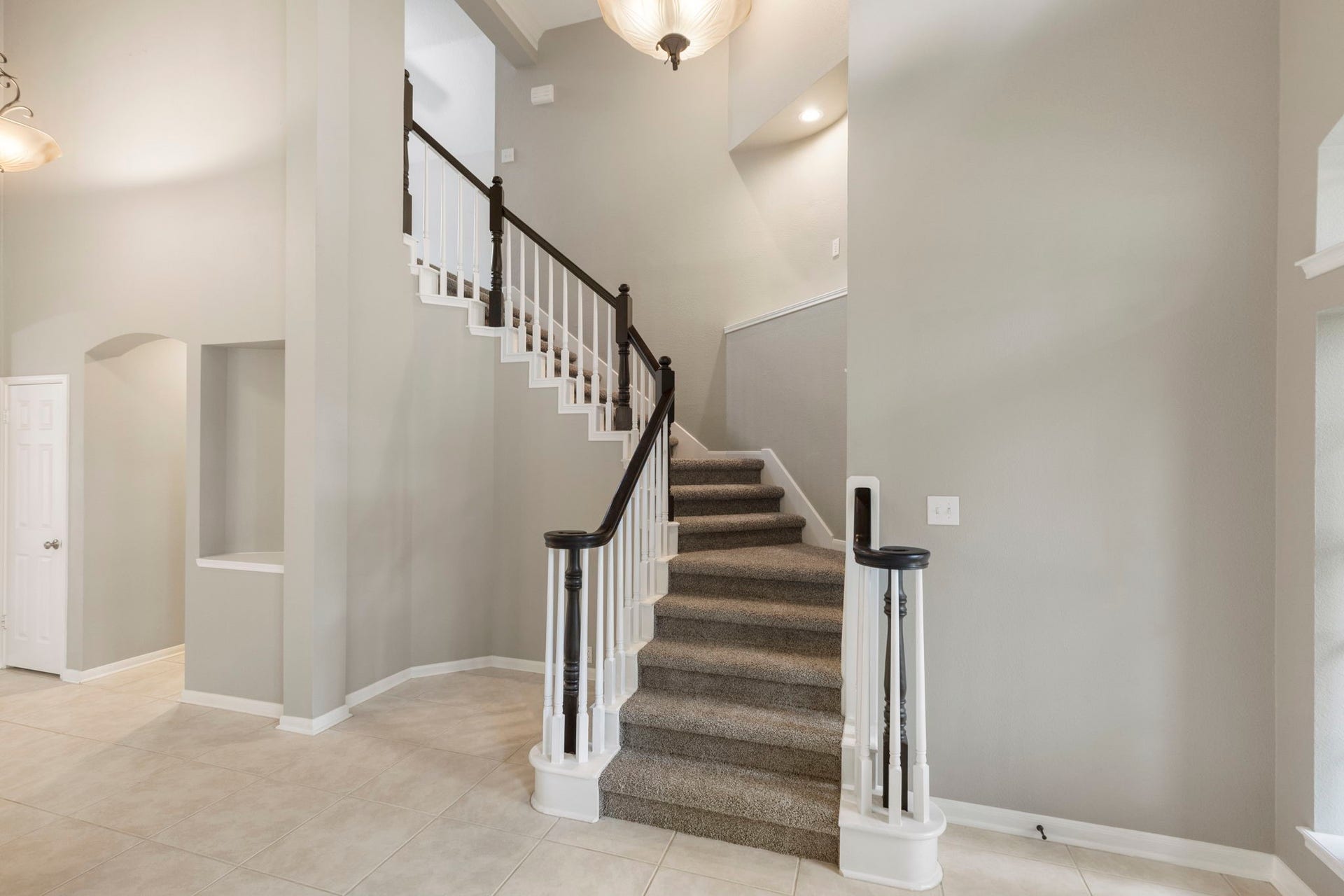 27 Stargazer Place, The Woodlands, TX 77381 Ready to go upstairs?