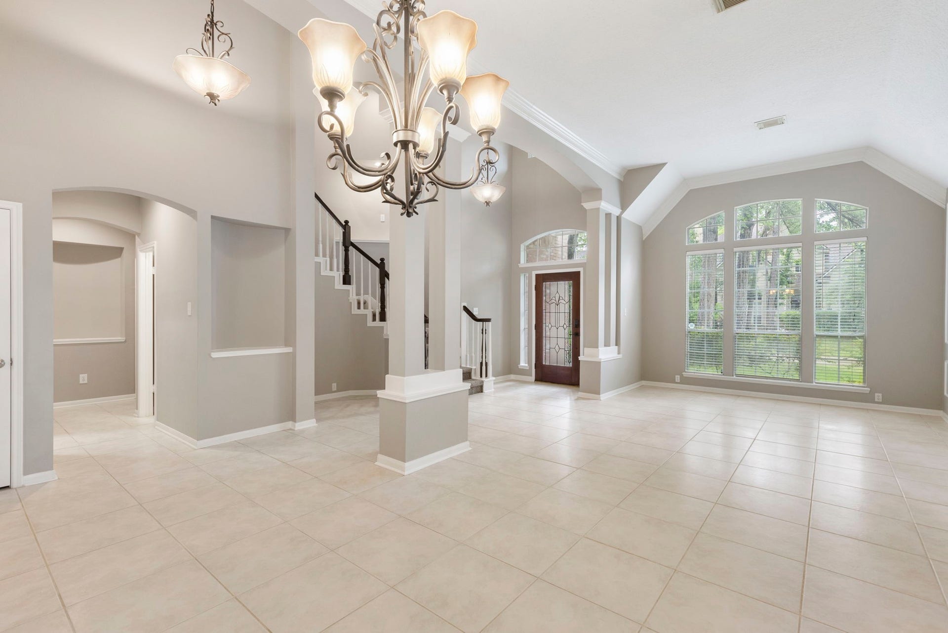 27 Stargazer Place, The Woodlands, TX 77381 Down the hallway, you will find a Half Bathroom, Utility room, and the Primary Bedroom tucked away on the first floor.