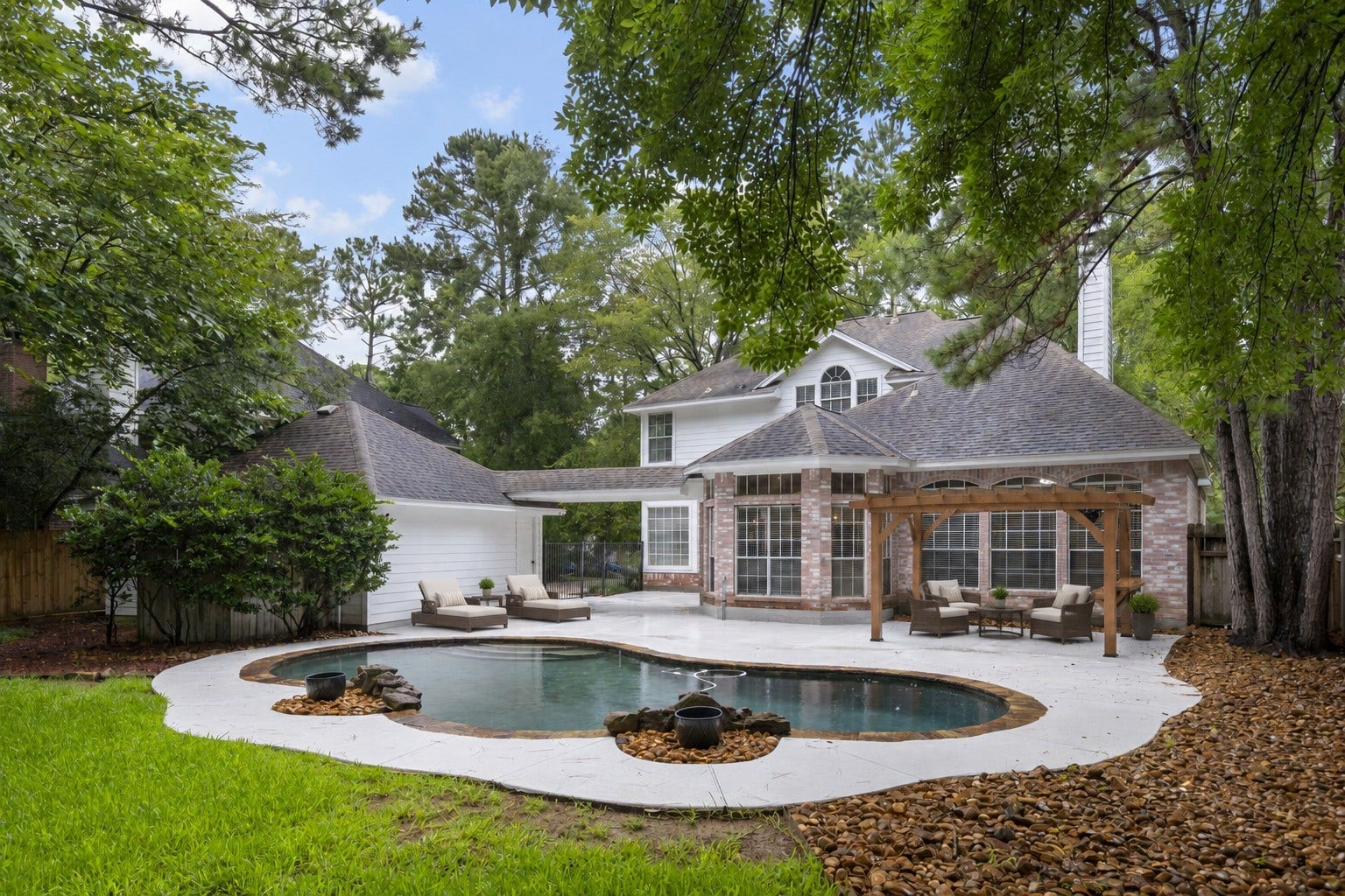 27 Stargazer Place, The Woodlands, TX 77381 VIRTUALLY STAGED The backyard is great sized with a swimming pool, plus extra space for children and pets to enjoy!