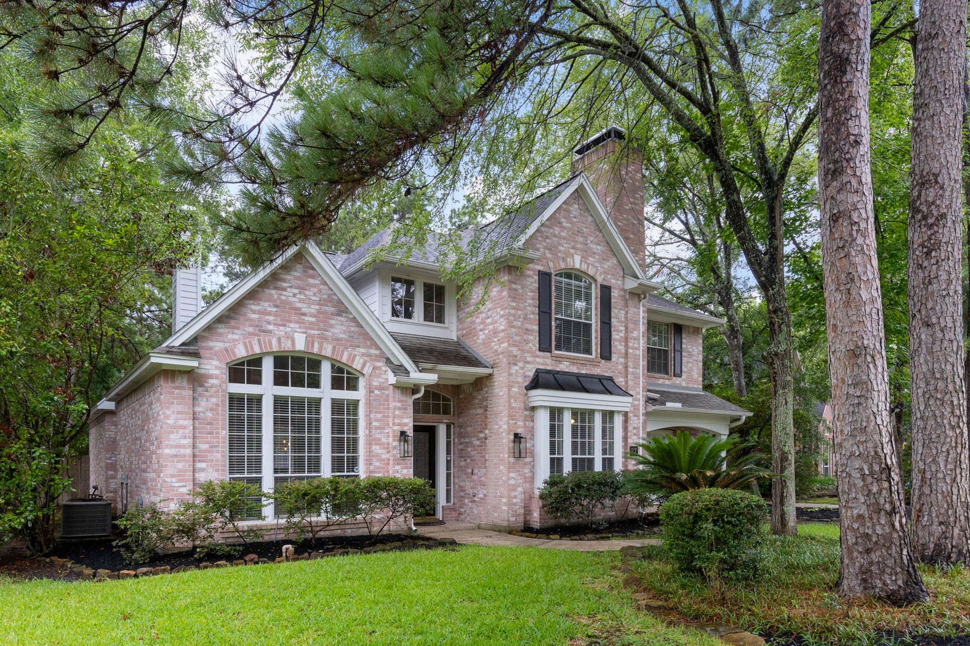 27 Stargazer Place, The Woodlands, TX 77381 Great curb appeal on a cul de sac street.