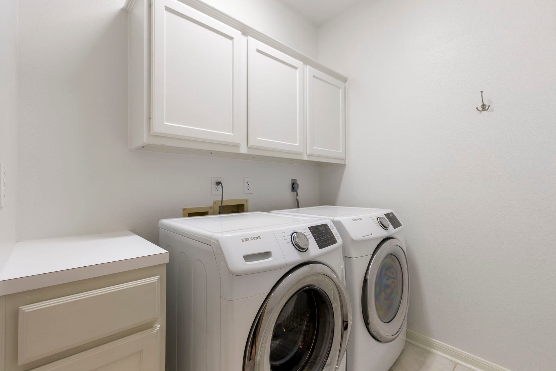 27 Stargazer Place, The Woodlands, TX 77381 Outside of the Primary Bedroom is the Utility room.